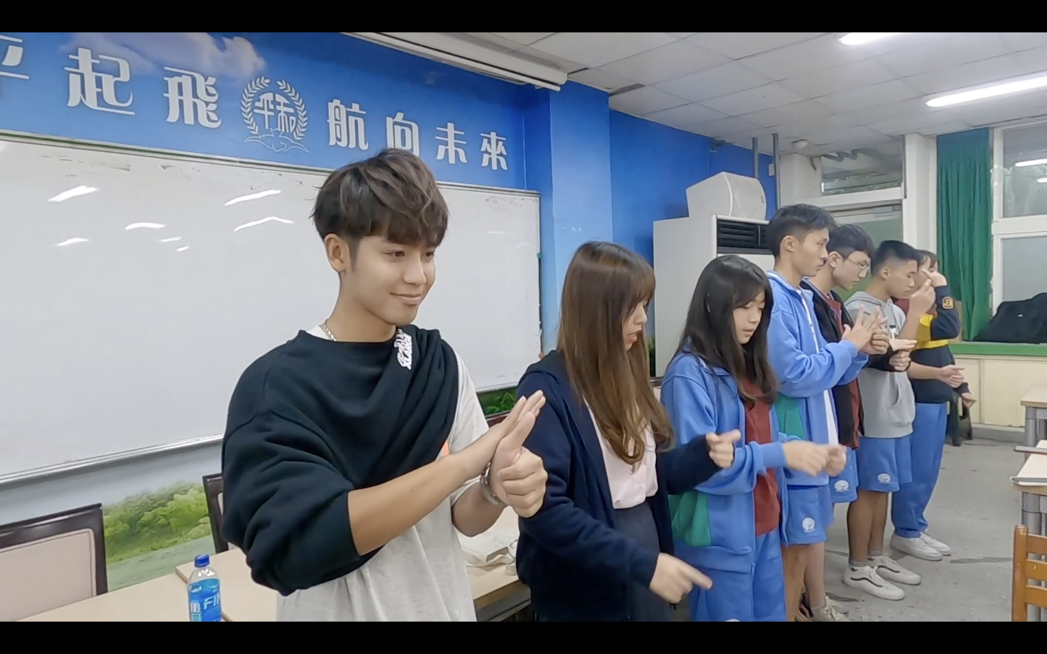 鼓鼓呂思緯前進和平高中手語社，以Go pro拍攝方式增進與同學之間的距離。（相信音樂提供）