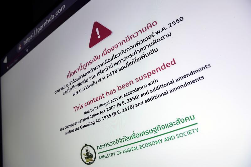 泰國網友發現知名成人網站Pornhub遭政府指派電信商封鎖，在推特上進行「#savepornhub」的活動。（翻攝自Reuters推特）