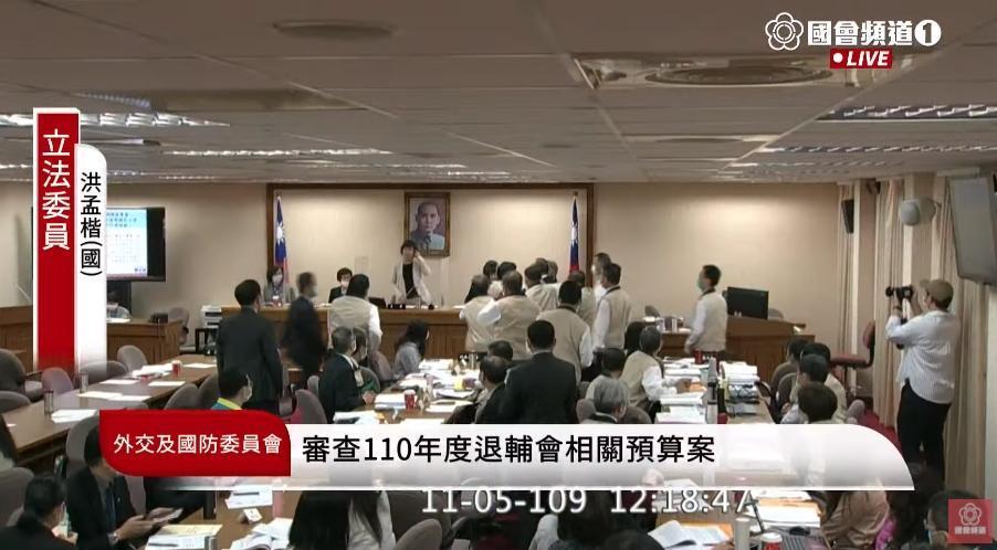 鄭天財不滿馮世寬答詢,雙方爆發肢體衝突。(翻攝自立法院直播)