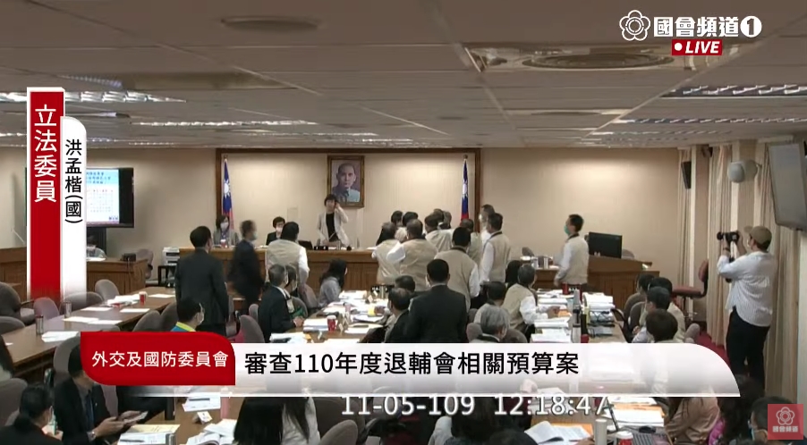 鄭天財不滿馮世寬答詢,雙方爆發肢體衝突。(翻攝自立法院直播)
