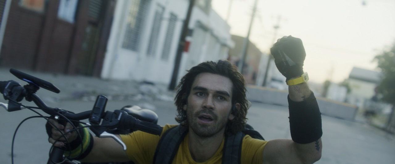 在2024年，快遞員尼可已經對病毒免疫，但他必須前去隔離區拯救心愛的女孩。（車庫娛樂提供）