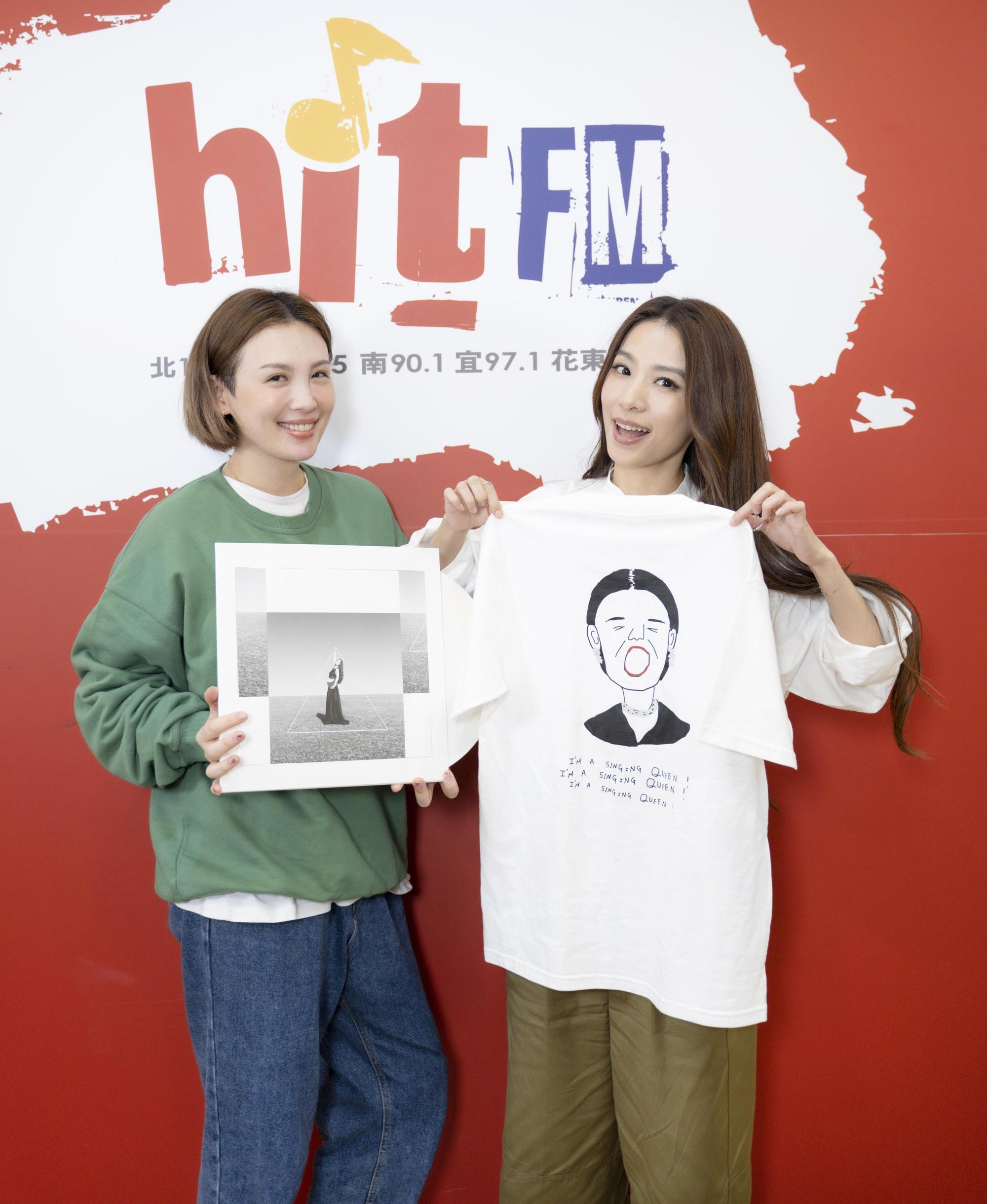 魏如萱送田馥甄一件歌后T,希望把好運帶給她。(Hit Fm聯播網提供)