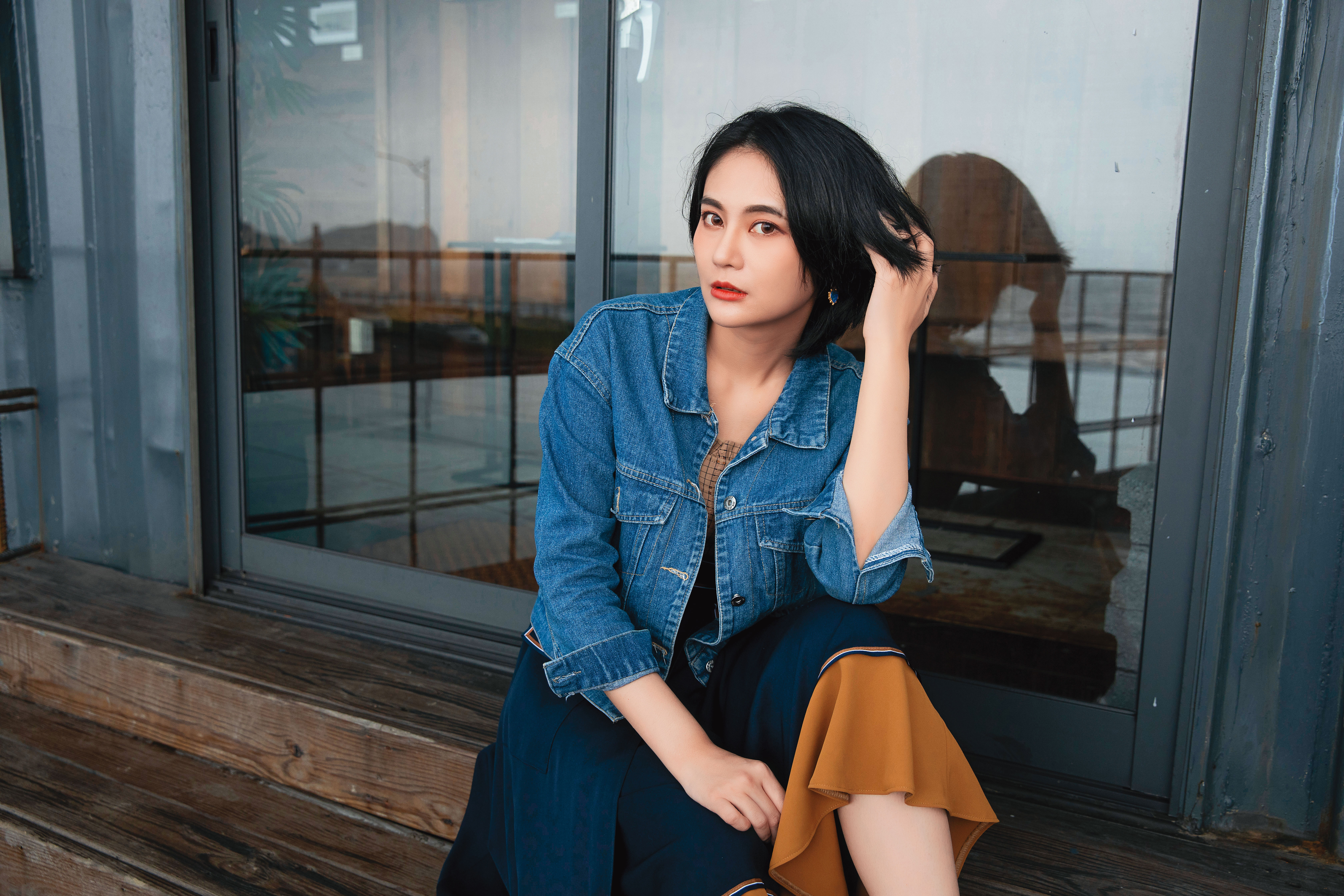 賴品妤是本屆年紀最輕的女立委，她剪短髮、穿洋裝、戴著貓掌掃街拜票，立志要在傳統男性主導的政治場域裡，建立新的政治人物形象。