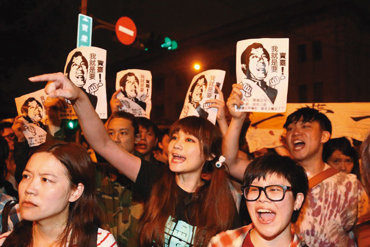 賴品妤憑著一股素樸的同理心,在反媒體壟斷到反服貿、太陽花學運直衝第一線,也曾因身綁鐵鍊阻擋前國台辦主任張志軍而遭起訴。(賴品妤辦公室提供)