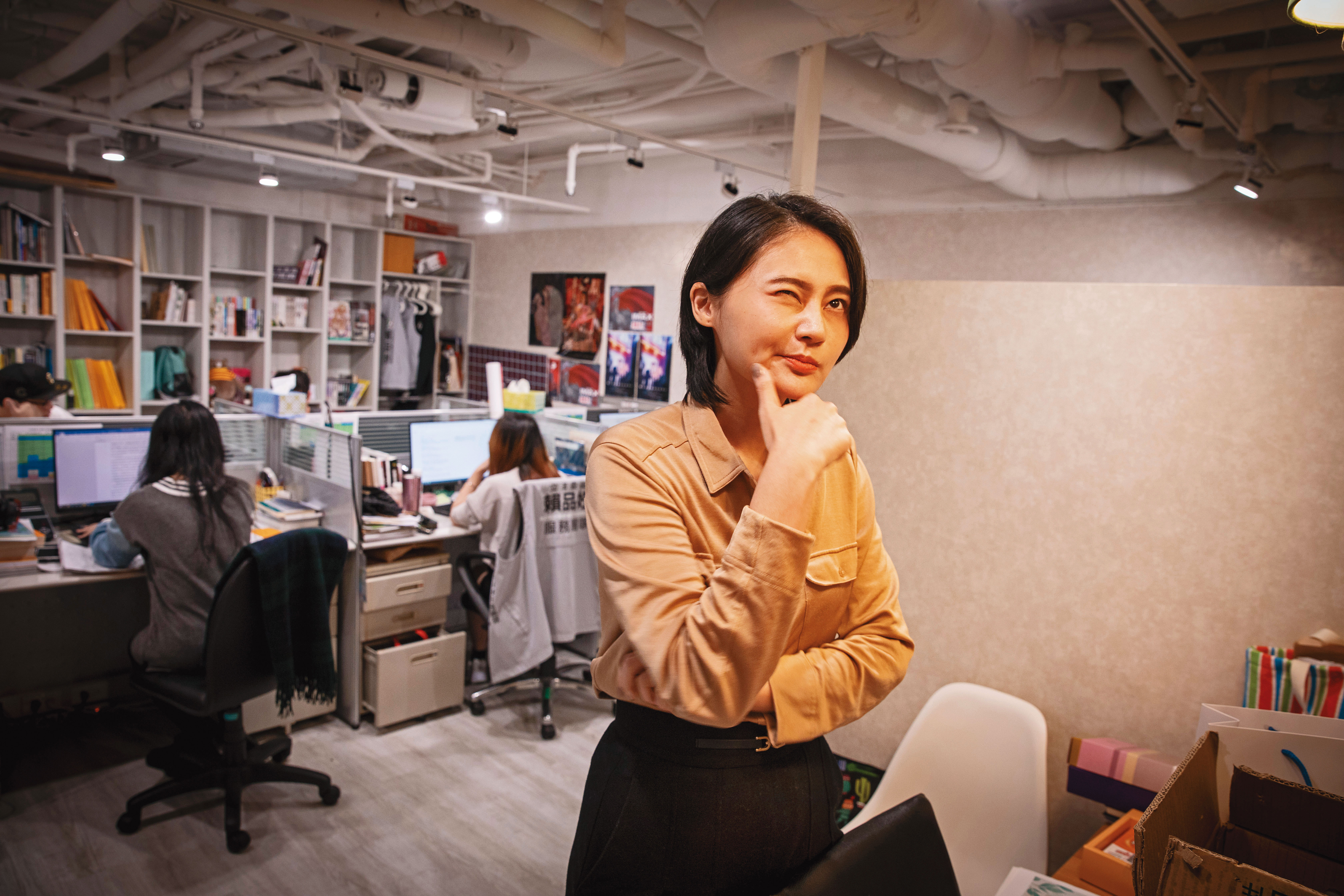 這天我們來到賴品妤助理的辦公區，她笑說有時自己坐在會議桌旁，進門的訪客會直接經過她、沒有發現她就是委員。