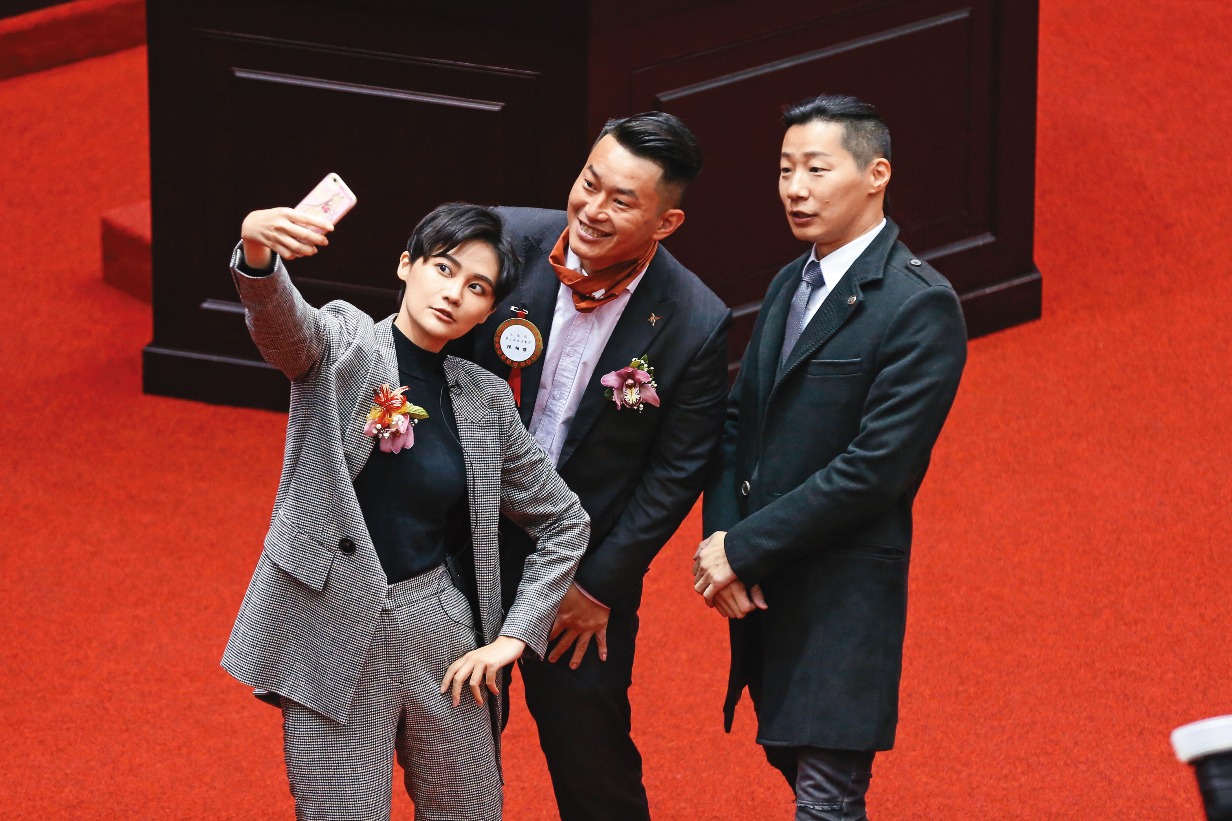 賴品妤（左）笑說自己是手機依存症患者，即使當了立委，也不吝於在社群媒體上和所有人分享自己的想法及生活。（翁睿坤攝）