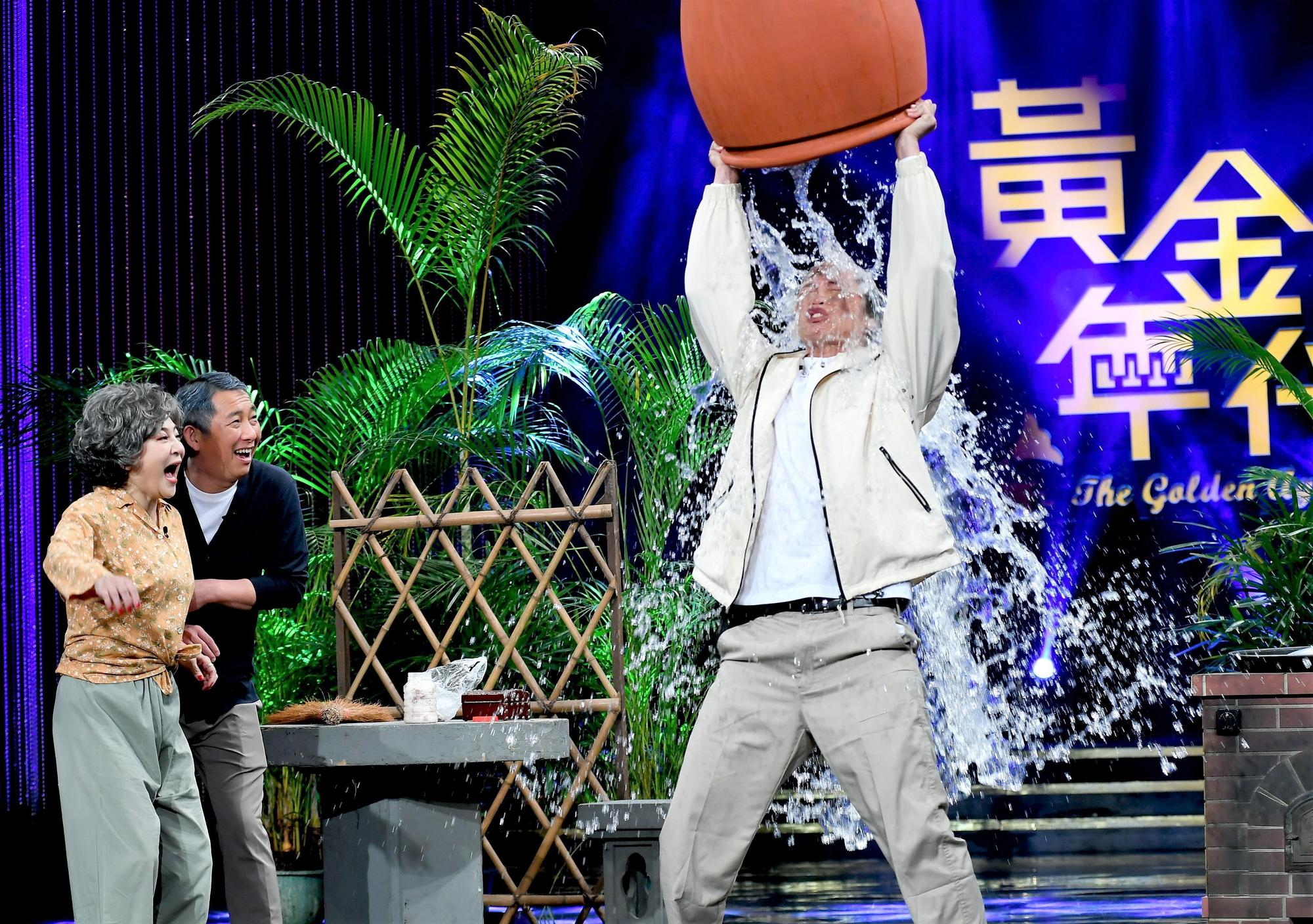 黃鐙輝(右)上《黃金年代》演出歌中劇,倒水淋身演出精彩。(華視提供)