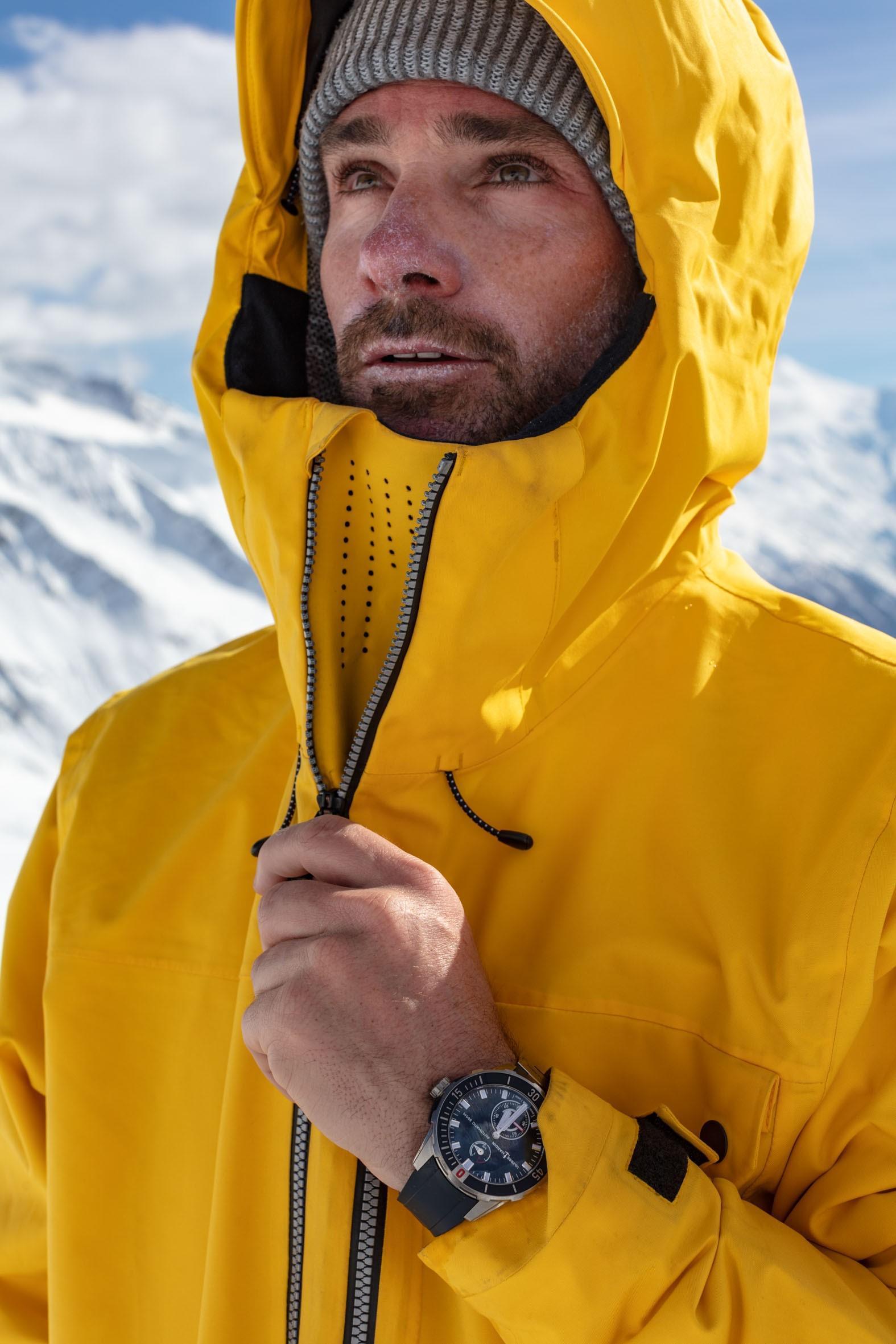 法國職業單板滑雪運動員Mathieu Crépel,是雅典錶的品牌之友,本身也熱愛衝浪的他,此次也在視訊發佈中擔任主持人的角色,除了聊到Diver Net的環保概念,也訪問了兩位即將在本月8日參加Vendée Globe帆船賽的選手。