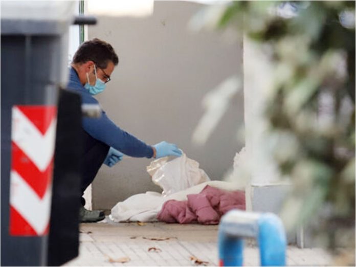 警方封鎖幾個街區，並對塑膠袋裡的人頭進行採證。（韋爾瓦警方）