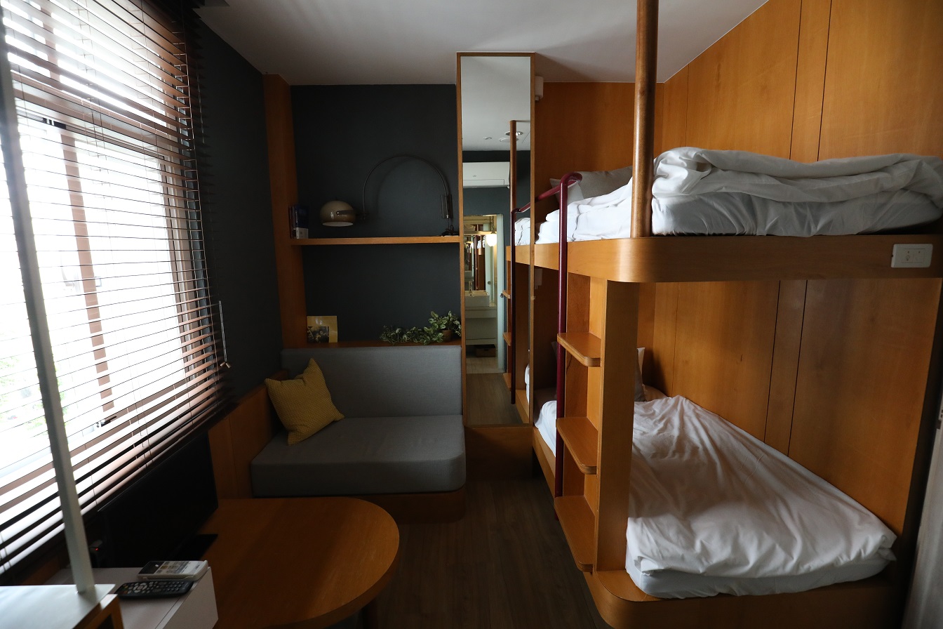 鶴宮寓的「寢台列車」房型，像搭乘行駛中火車。