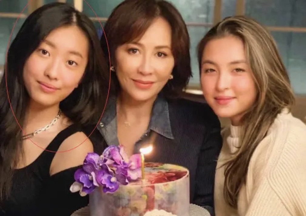 劉嘉玲提前跟好友慶祝55歲生日，其中陳奕迅愛女陳康堤（左一）罕見曝光。（翻攝自劉嘉玲微博）