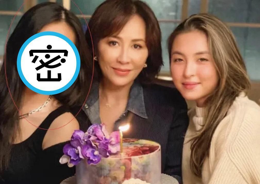 劉嘉玲提前跟好友慶祝55歲生日，其中陳奕迅愛女陳康堤（左一）罕見曝光。（翻攝自劉嘉玲微博）