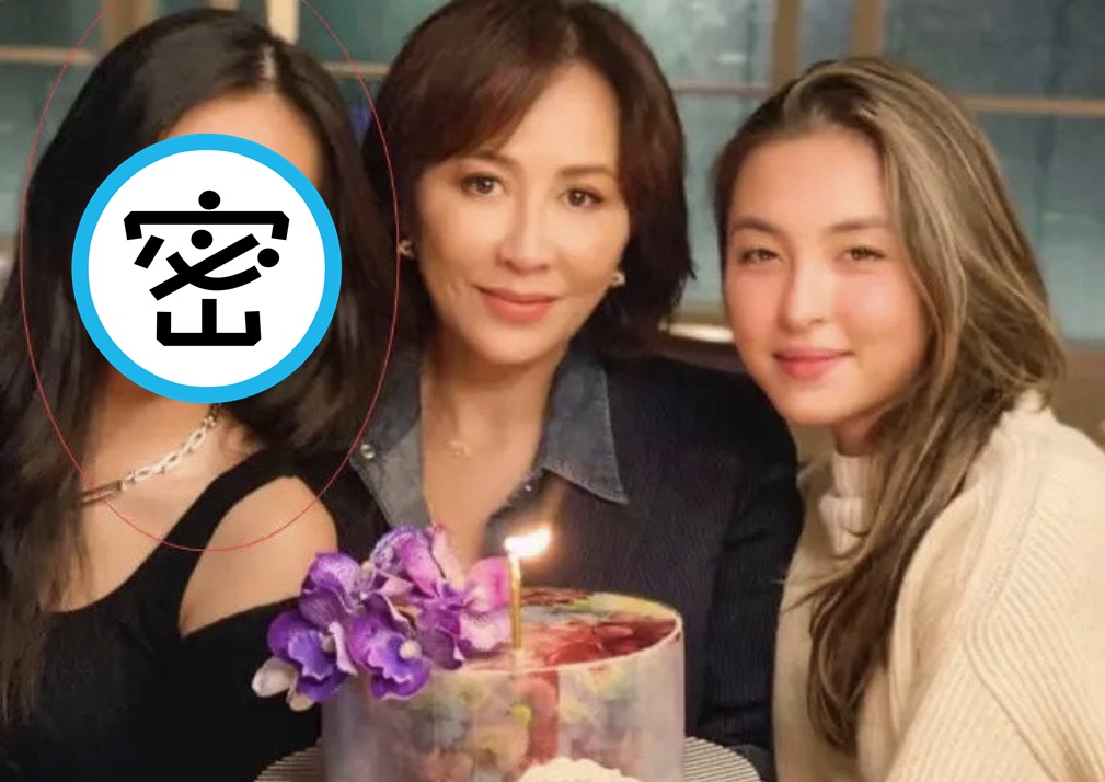 劉嘉玲提前跟好友慶祝55歲生日，其中陳奕迅愛女陳康堤（左一）罕見曝光。（翻攝自劉嘉玲微博）