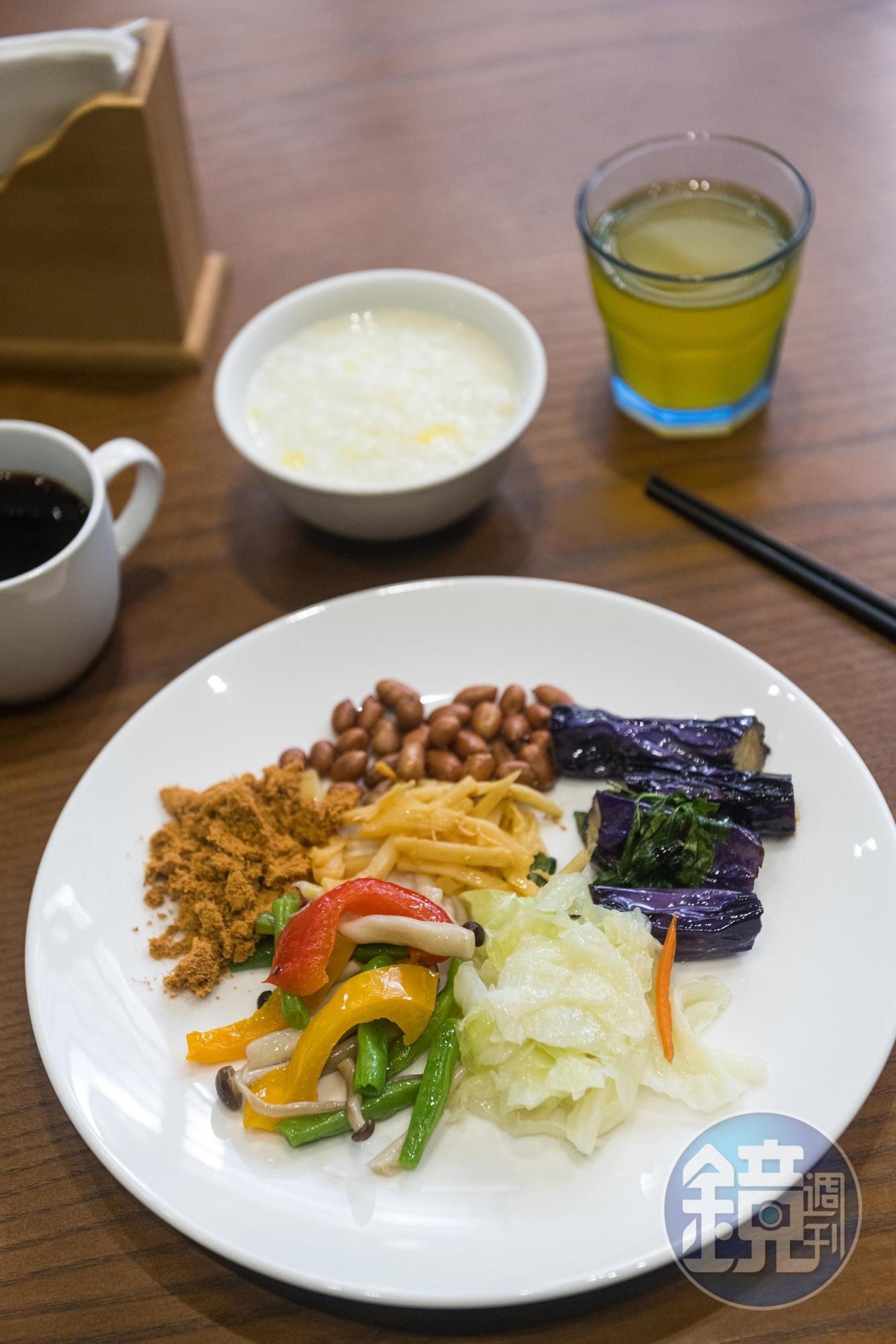會館早餐以清粥小菜為主。