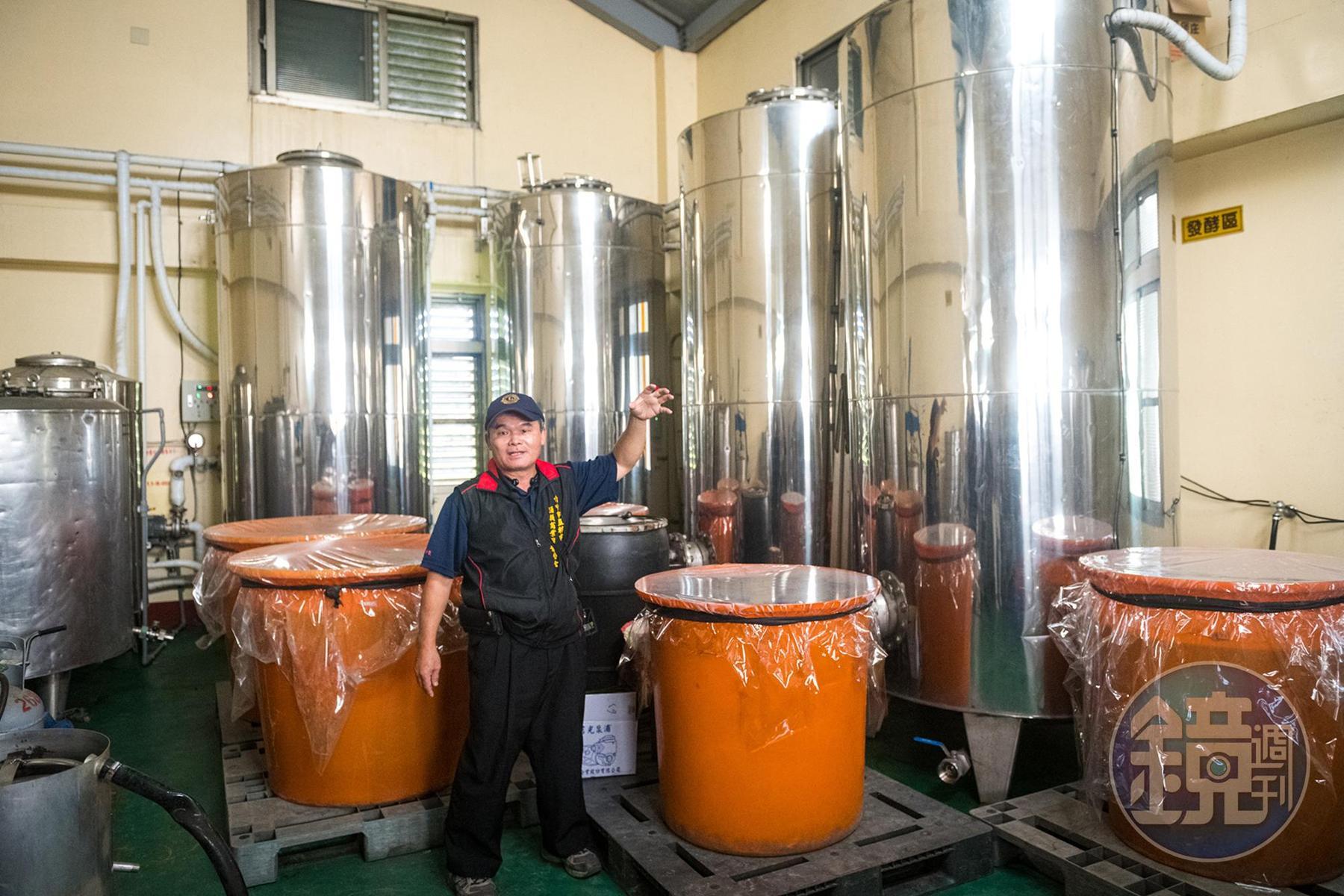 酒莊主人劉金湖使用易經卜卦釀酒。