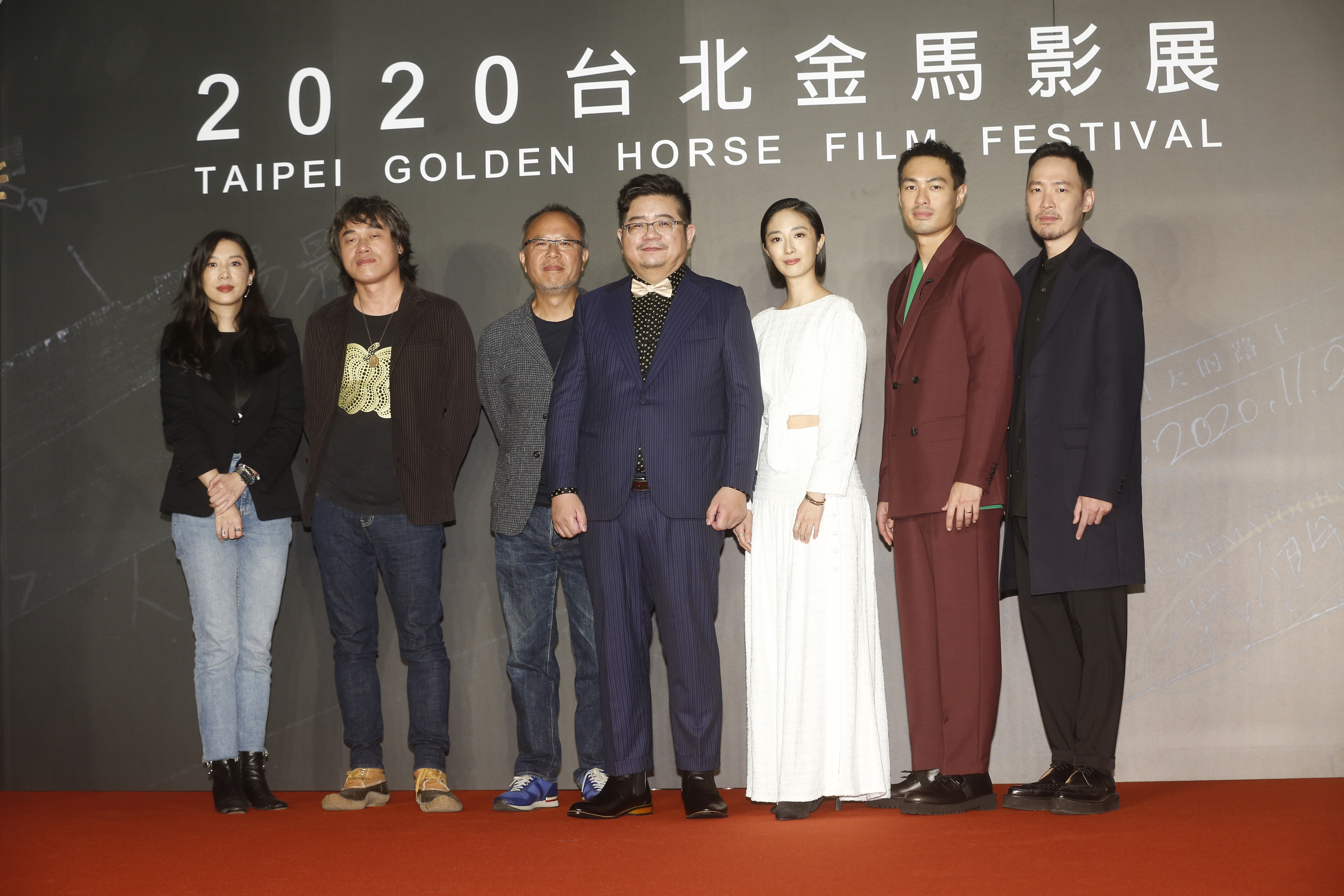 《腿》在本屆金馬獎入圍4項，包括造型設計許力文（左1）、原著劇本鍾孟宏（左3）、張耀升（中）、女主角桂綸鎂（右3）、男配角張少懷（右1），美術設計趙思豪（左2）也加入一起走紅毯。