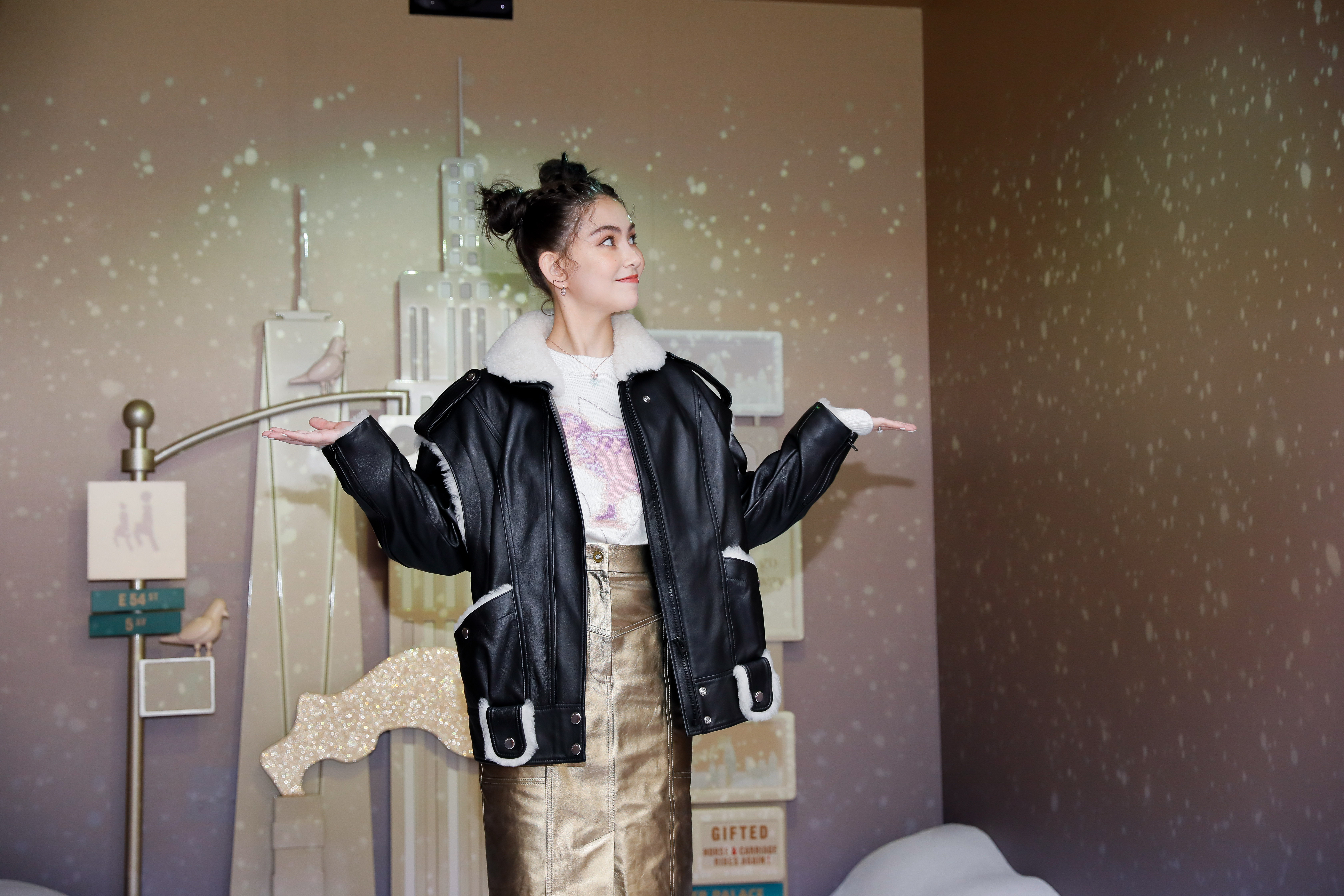 昆凌進入沈浸式數位體驗區，感受紐約雪景。