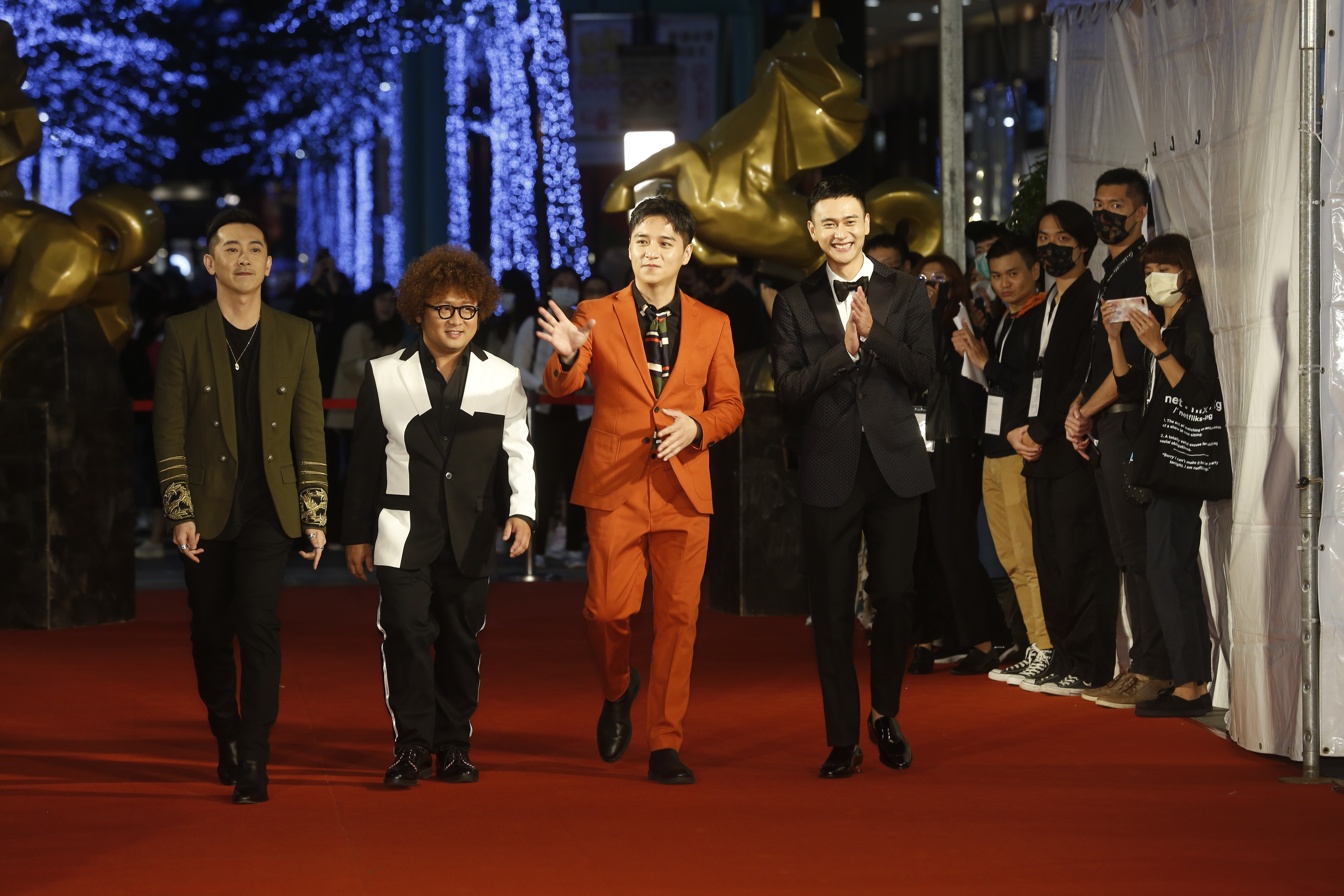 《同學麥娜絲》的「四人幫」施名帥(左起)、納豆、鄭人碩、劉冠廷卸下戲裡的魯蛇模樣,帥氣走上紅毯。