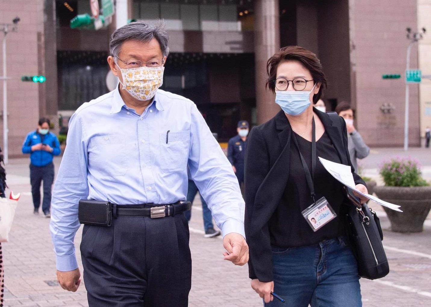 台北市長柯文哲(左)透露,北市府已正式回函給行政院,對萊豬進口提出三項意見。(翻攝自柯文哲臉書)
