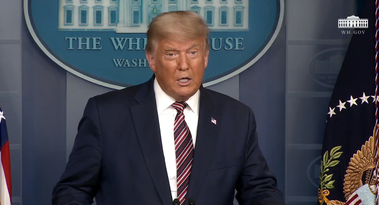 川普轟民主黨「偷走」選票結果,並稱若只計算「合法選票」,他已輕鬆贏得大選。(翻攝自白宮臉書直播畫面)
