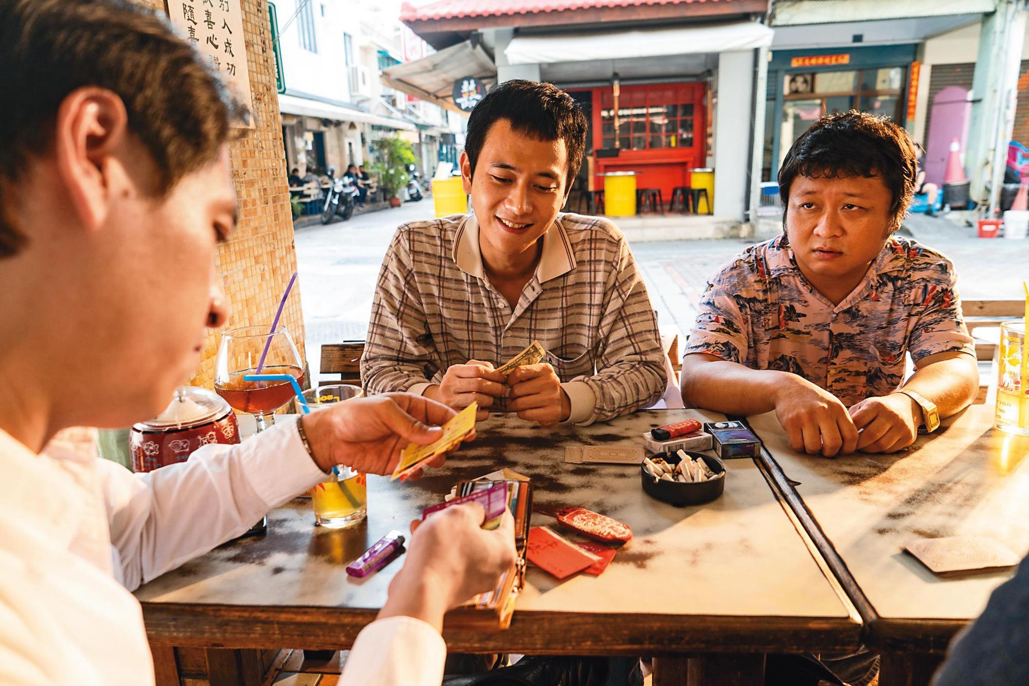 納豆（右）演出由黃信堯執導的《同學麥娜絲》，被形容是演技大噴發，讓他二度入圍金馬獎。（甲上提供）