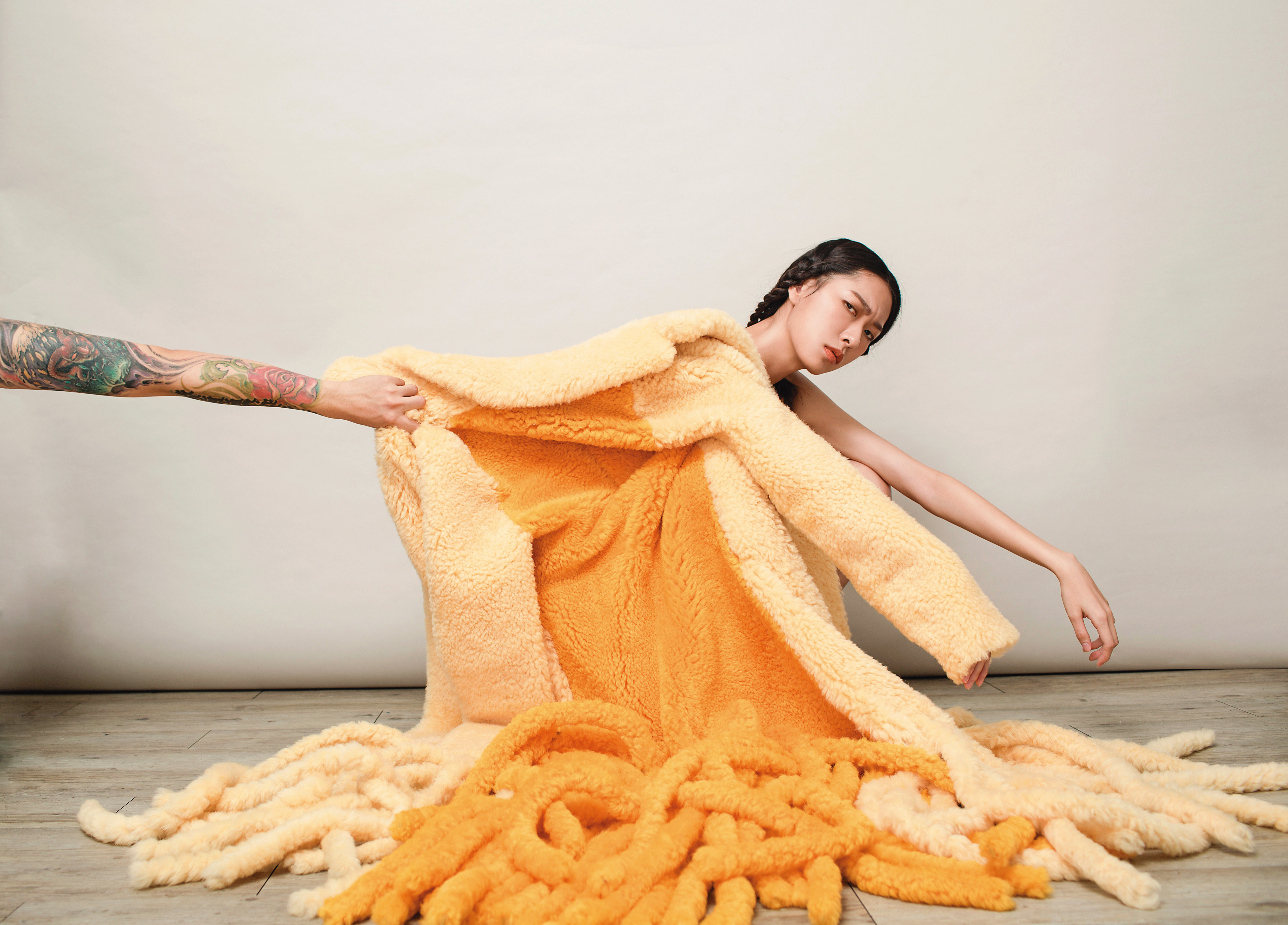 奶油黃毛絨流蘇大衣 NT$282,200 by BOTTEGA VENETA