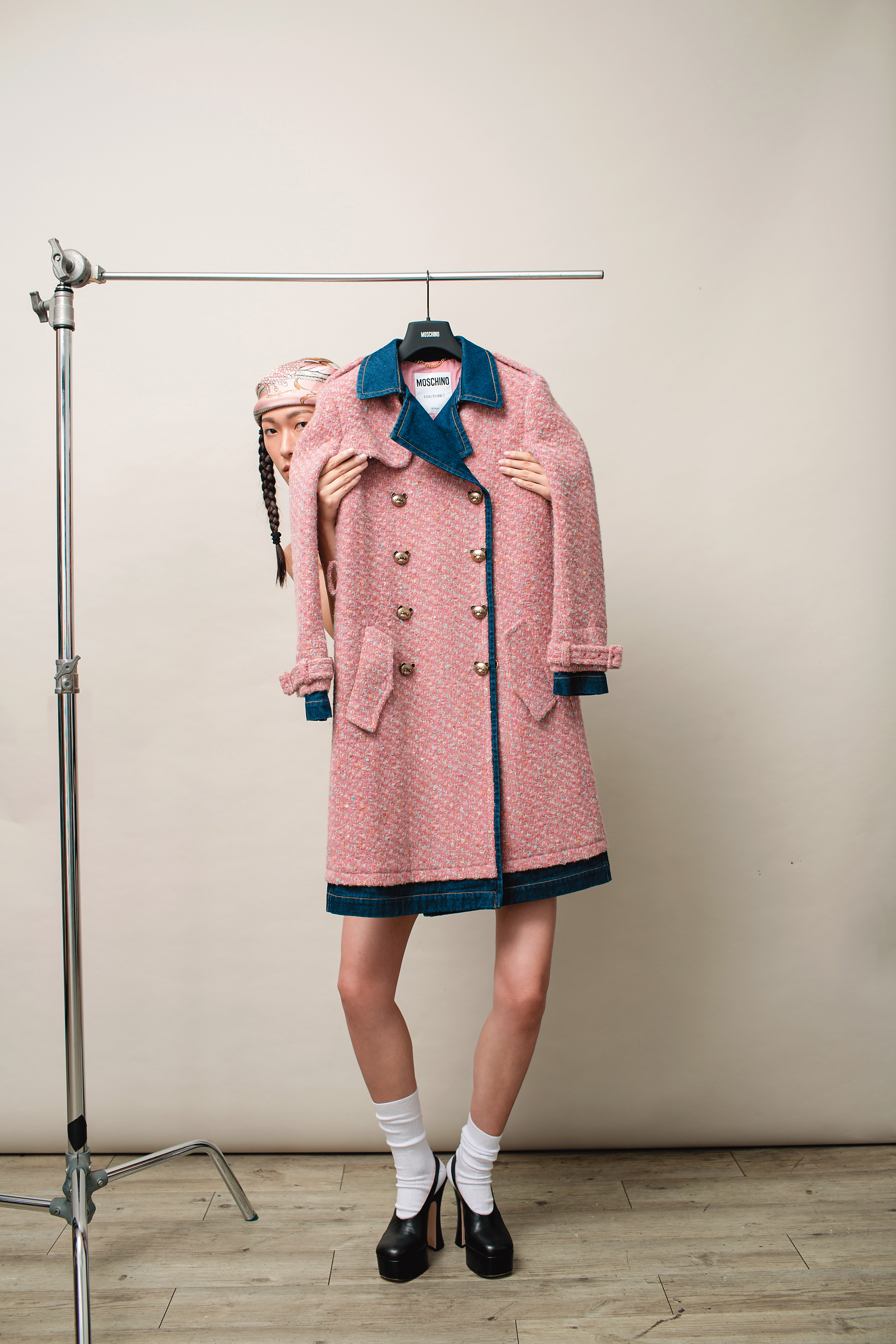 復古毛呢拼接丹寧大衣外套 NT$109,800 by MOSCHINO/復古鎖鍊印花絲巾 NT$27,800 by MOSCHINO/後拉帶厚底跟鞋 價格店洽 by MIU MIU