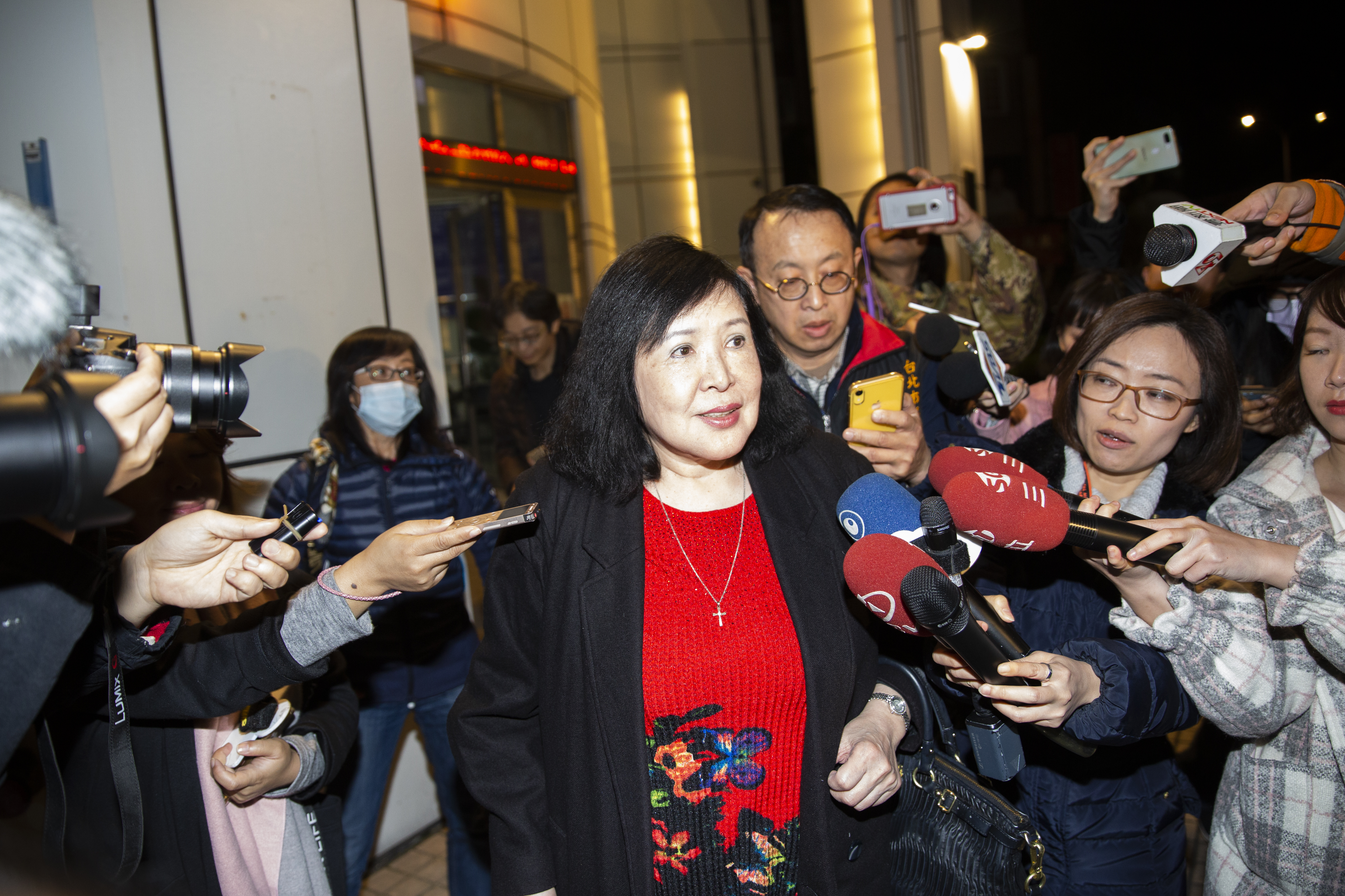 資深藝人鄭惠中（中）到已故前總統李登輝追思會場潑漆，遭依毀損罪等起訴。（本刊資料照）