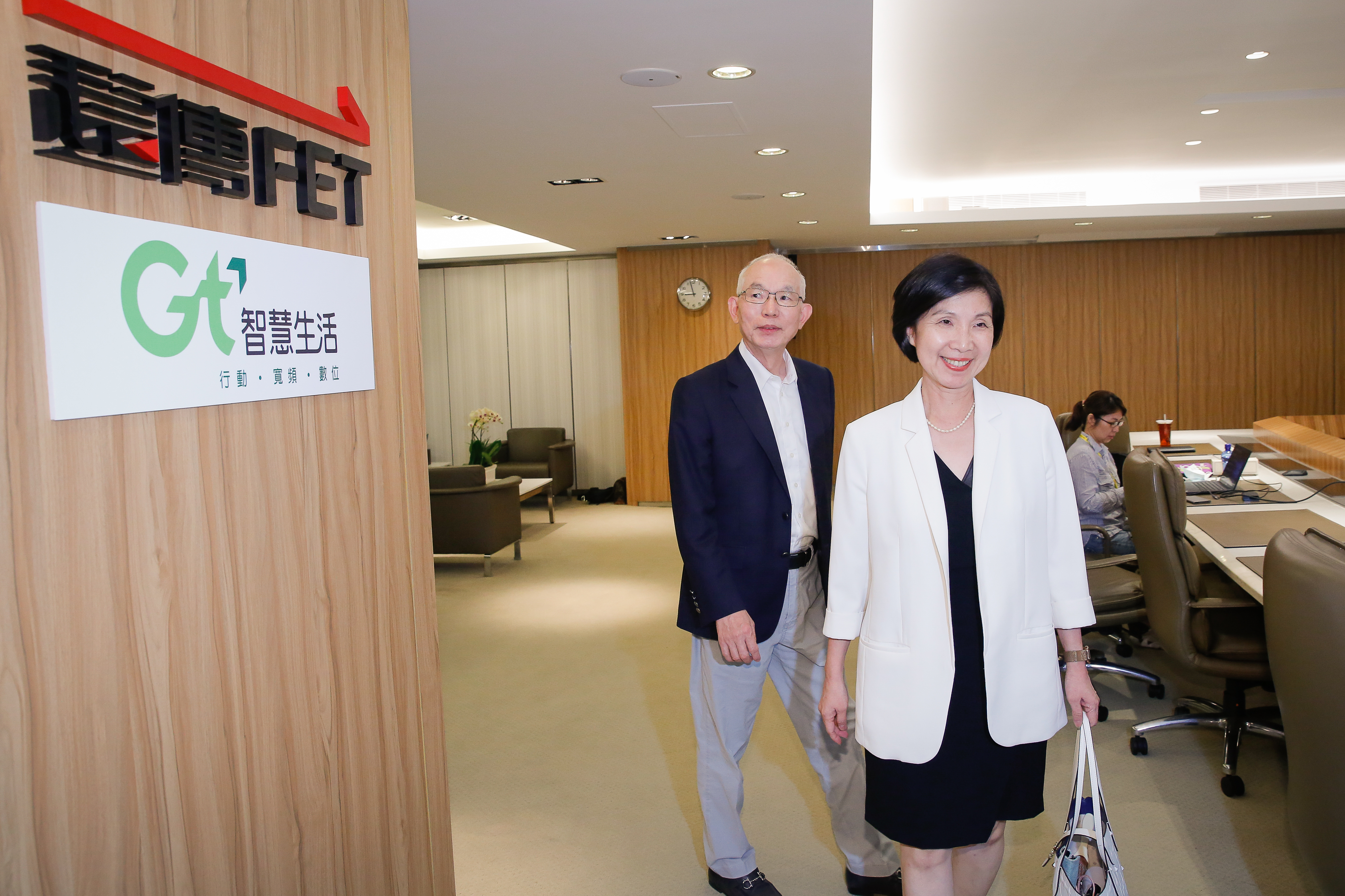 遠傳總經理井琪（右）表示，與亞太電信合作「共頻共網」，能為4G用戶帶來更好的服務。