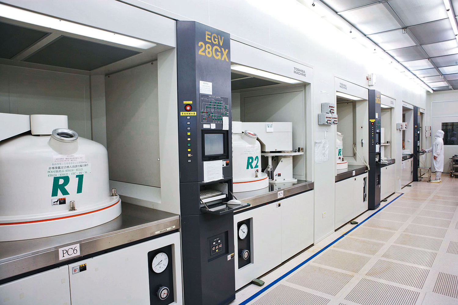光磊科技感測元件磊晶製程產線是無塵室等級Class 10，須戴口罩，頭套、穿連身無塵衣、無塵靴等，還要吹風除塵才能進入管制區。（光磊科技提供）