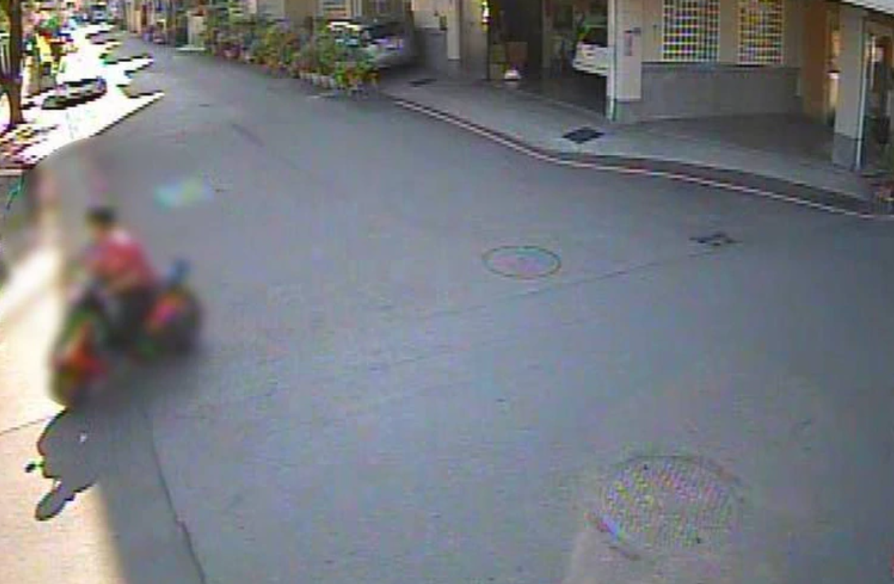 曾姓男子騎車遛鳥騷擾3名女大生,遭警方函送法辦。(警方提供)