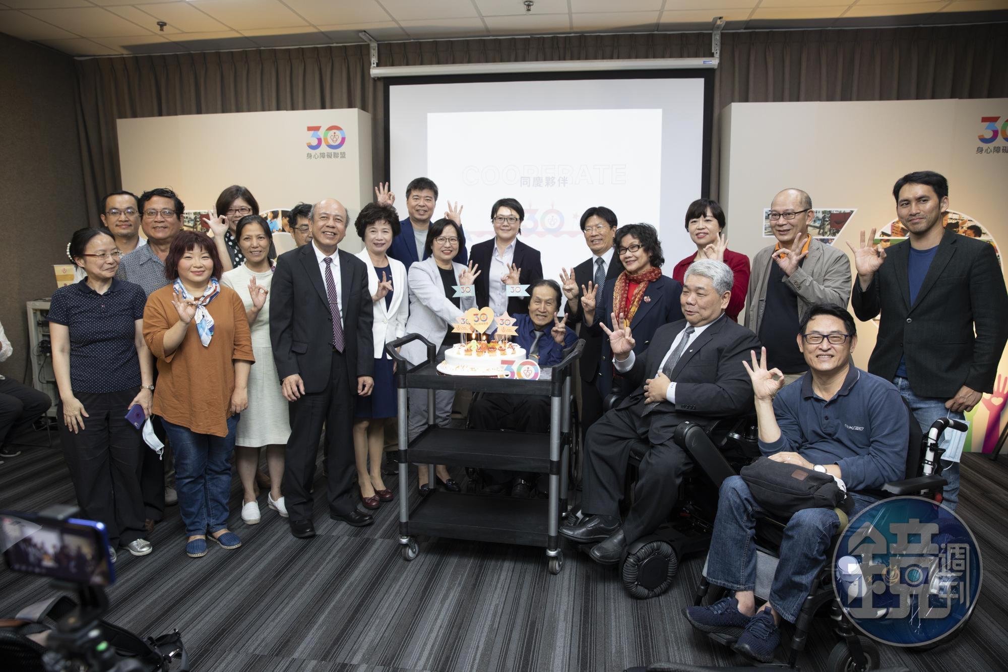 障盟歡慶30週年,邀來衛福部、國家人權委員會、社福團體一同慶賀障盟30週年生日快樂。