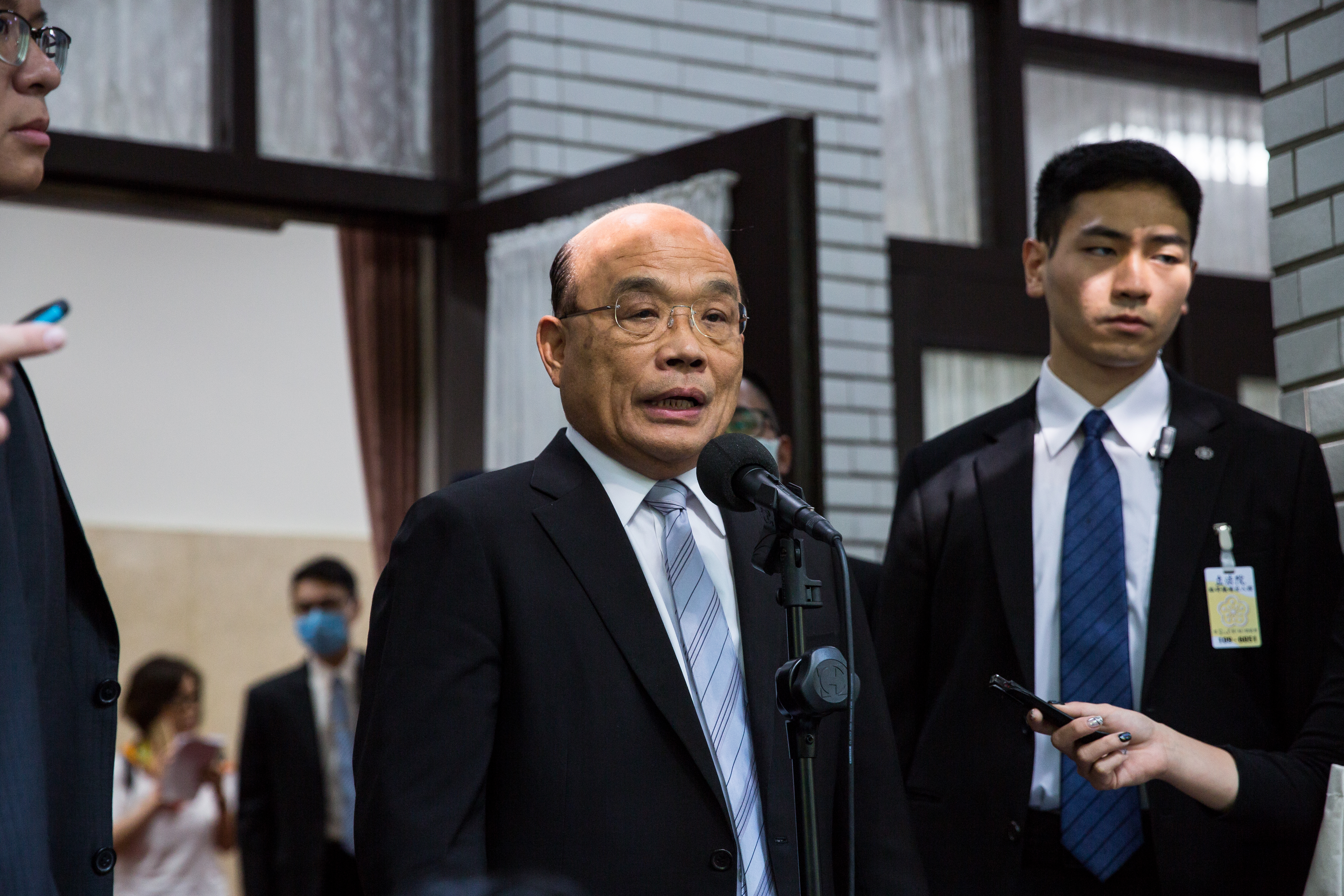 行政院長蘇貞昌針對馮世寬遭藍委潑咖啡表示，行政團隊到立法院是履行憲法職責。（資料照）