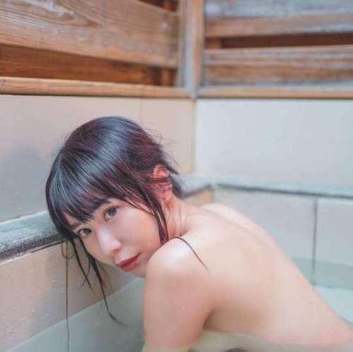 「真人版娜美」梓梓決戰「史上最難駕馭的泳裝」。(董梓甯臉書)