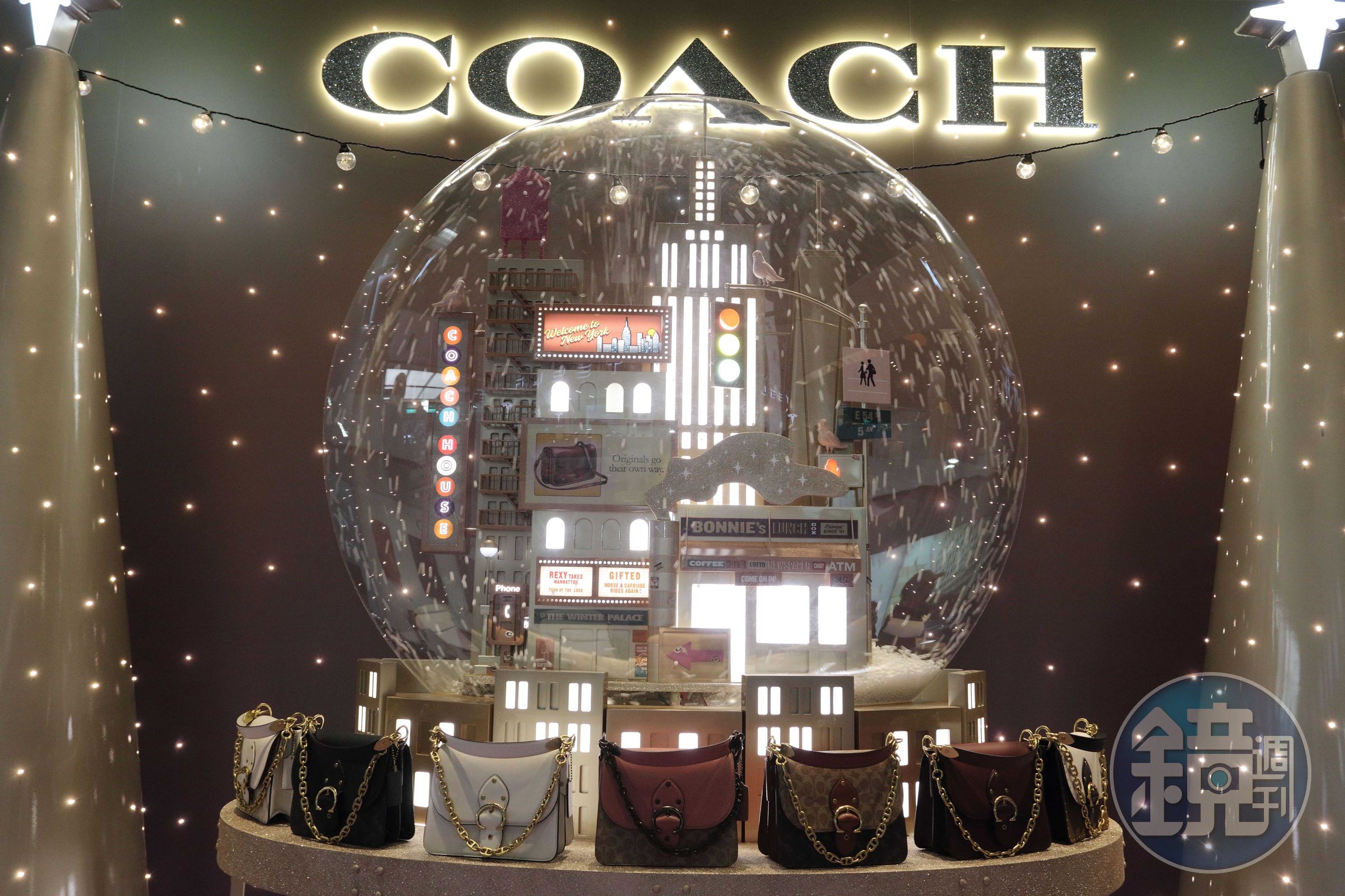 COACH HOLIDAY限定主題快閃店將耶誕雪球作為店面主視覺，充滿紐約風情。（COACH提供）
