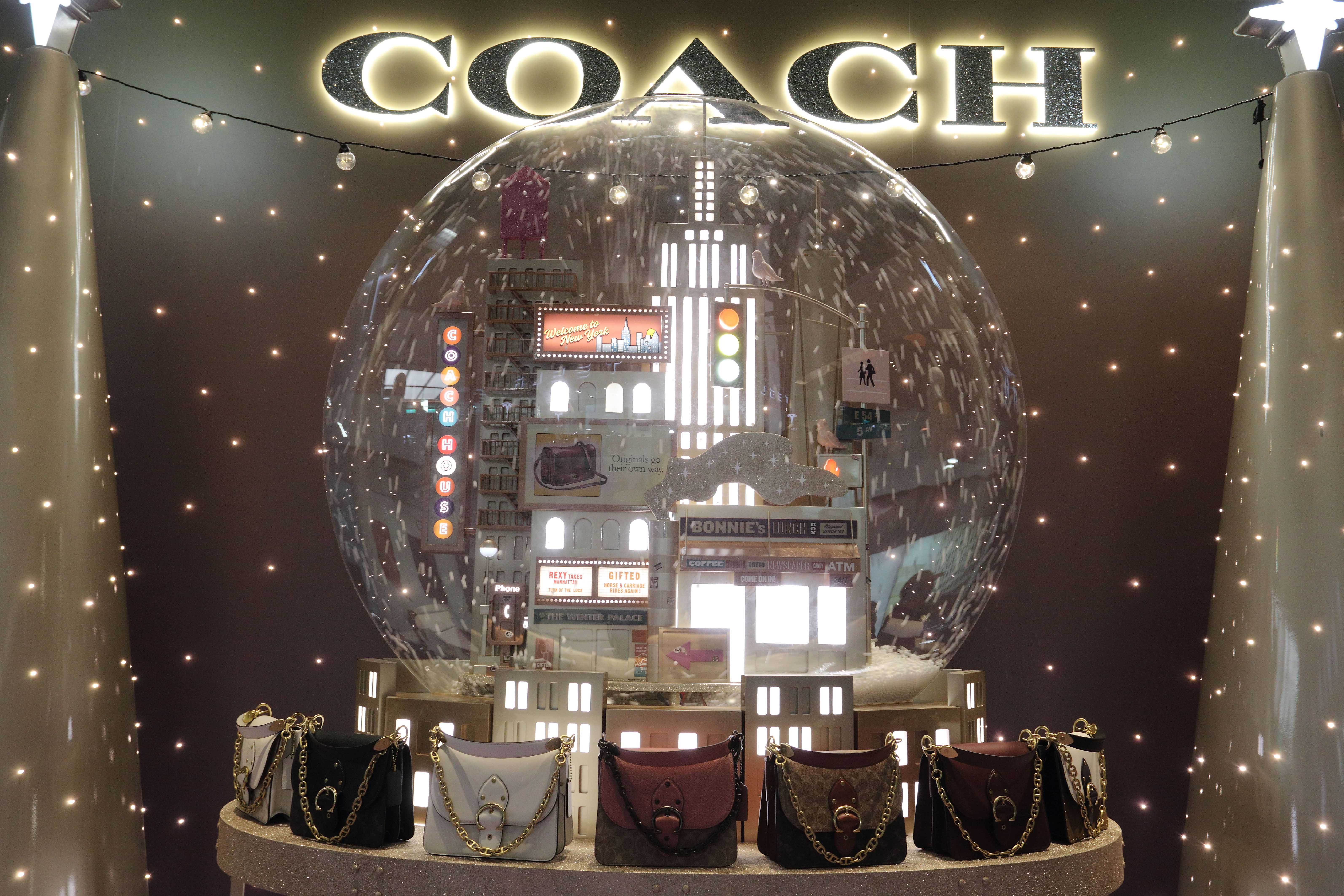 COACH HOLIDAY限定主題快閃店將耶誕雪球作為店面主視覺，充滿紐約風情。（COACH提供）