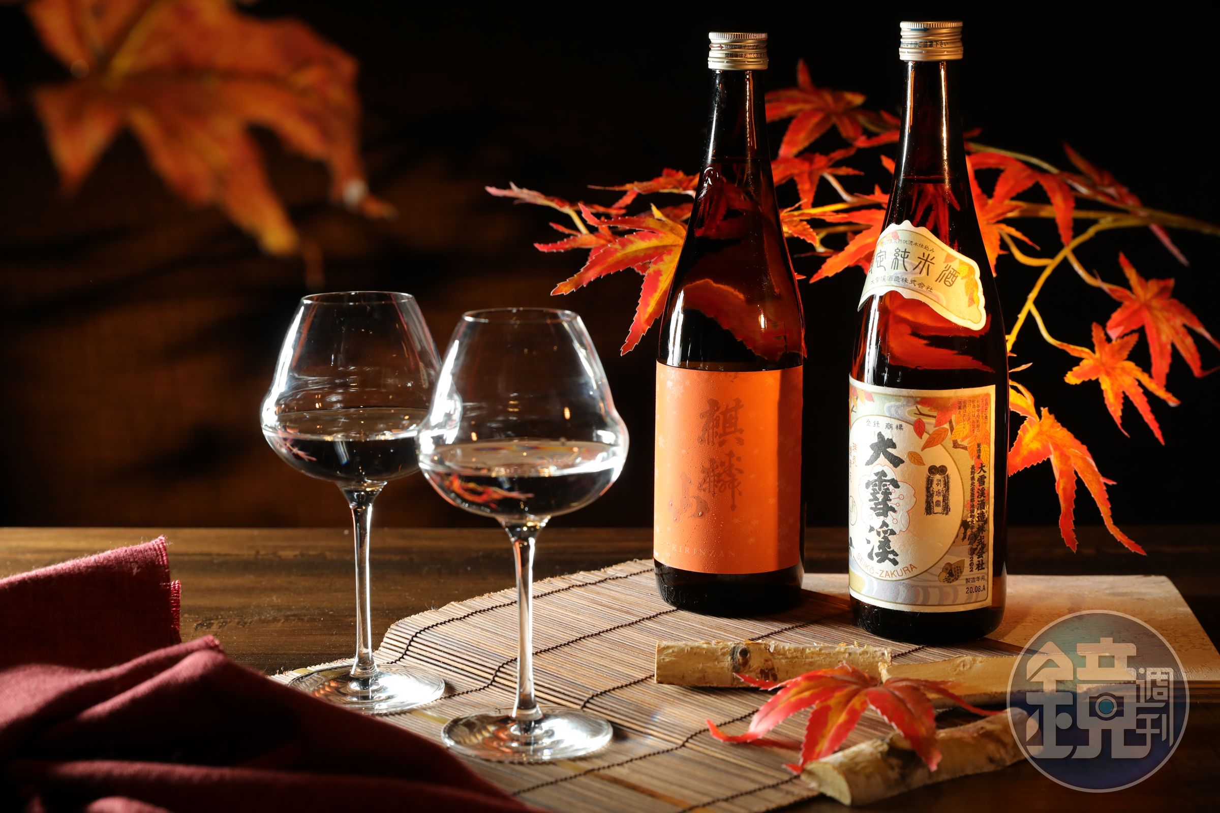 「麒麟山 秋酒 2019」（左，1,700元／720ml，酒藝）適飲溫度帶頗寬，冰熱皆宜，口感香甜圓潤；「大雪溪 秋季限定純米酒」（右， 1,200元／720ml，蓬勃貿易）在樸潤米香中藏有細緻酸感。