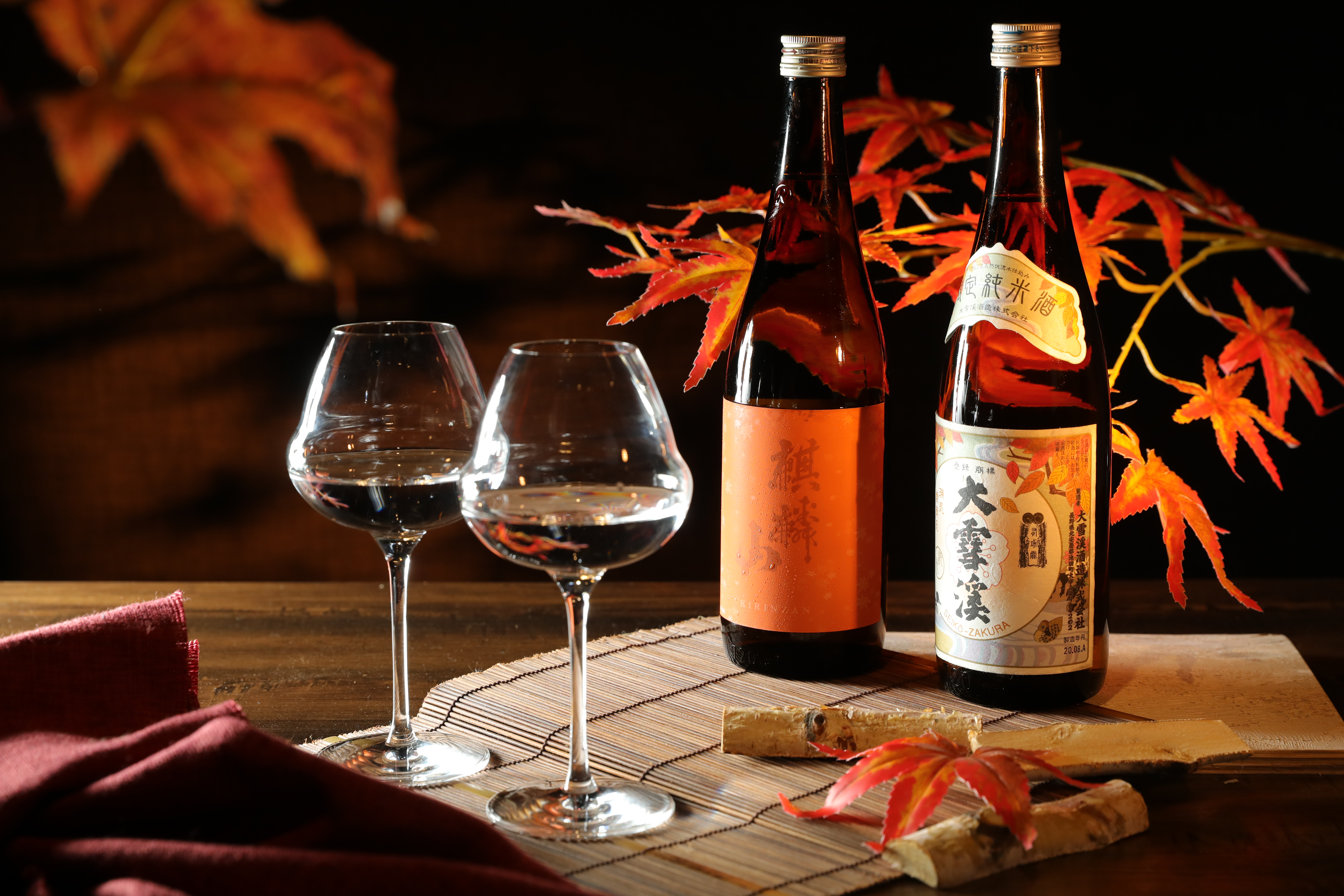 「麒麟山 秋酒 2019」（左，1,700元／720ml，酒藝）適飲溫度帶頗寬，冰熱皆宜，口感香甜圓潤；「大雪溪 秋季限定純米酒」（右， 1,200元／720ml，蓬勃貿易）在樸潤米香中藏有細緻酸感。