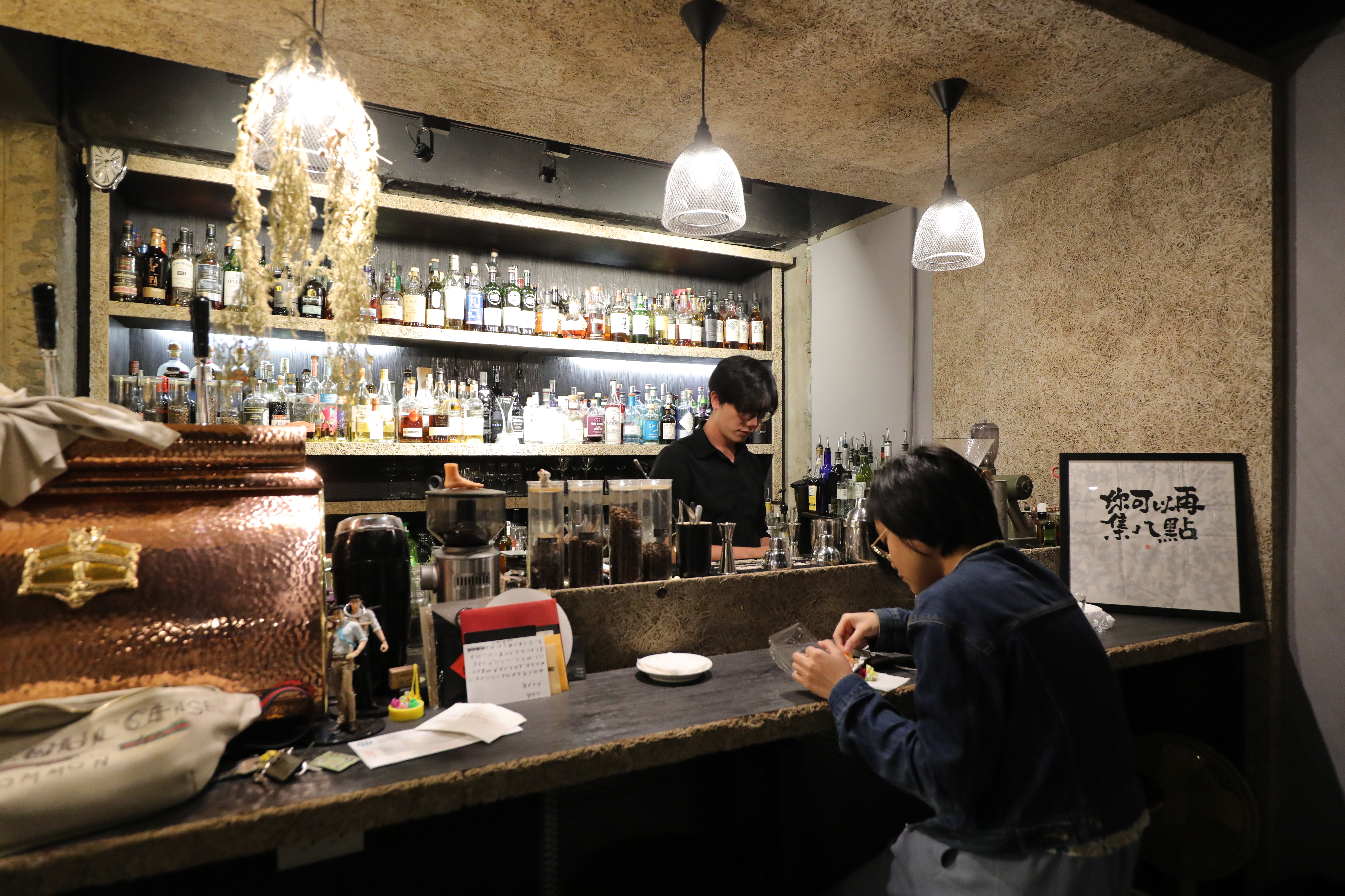 澆愁系餐酒館「厭世會社」除了調酒和咖啡，也提供單杯的葡萄酒和清酒。
