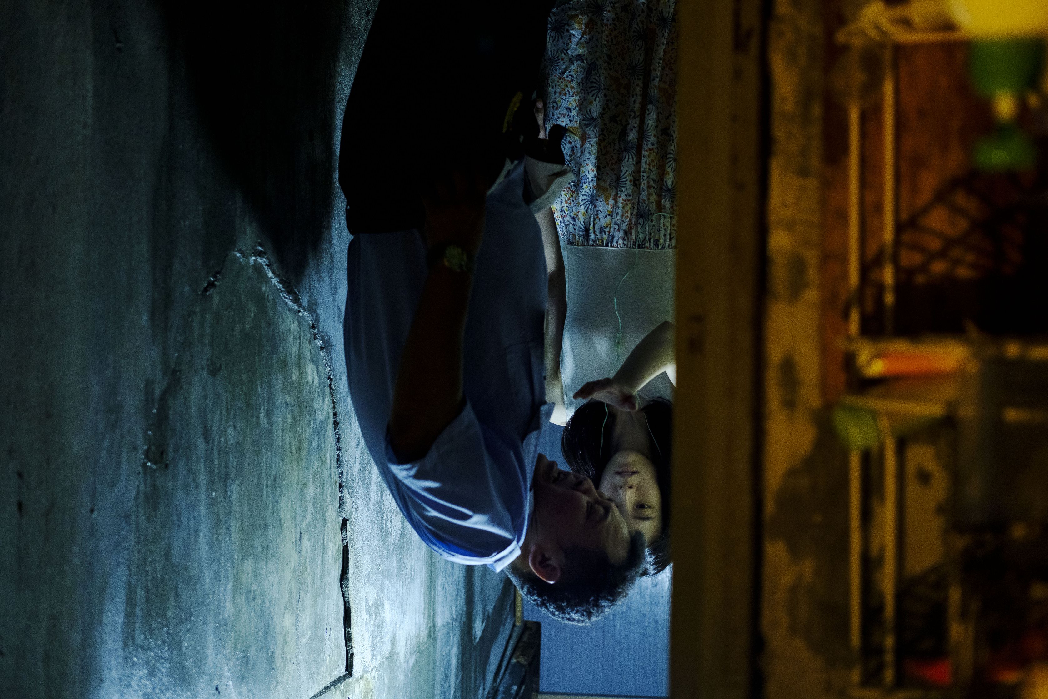 鄭志偉以前都演好好先生，這次和邱偲琹演親熱戲，因為缺乏經驗，「拔毛」時痛到炸。（威視提供）