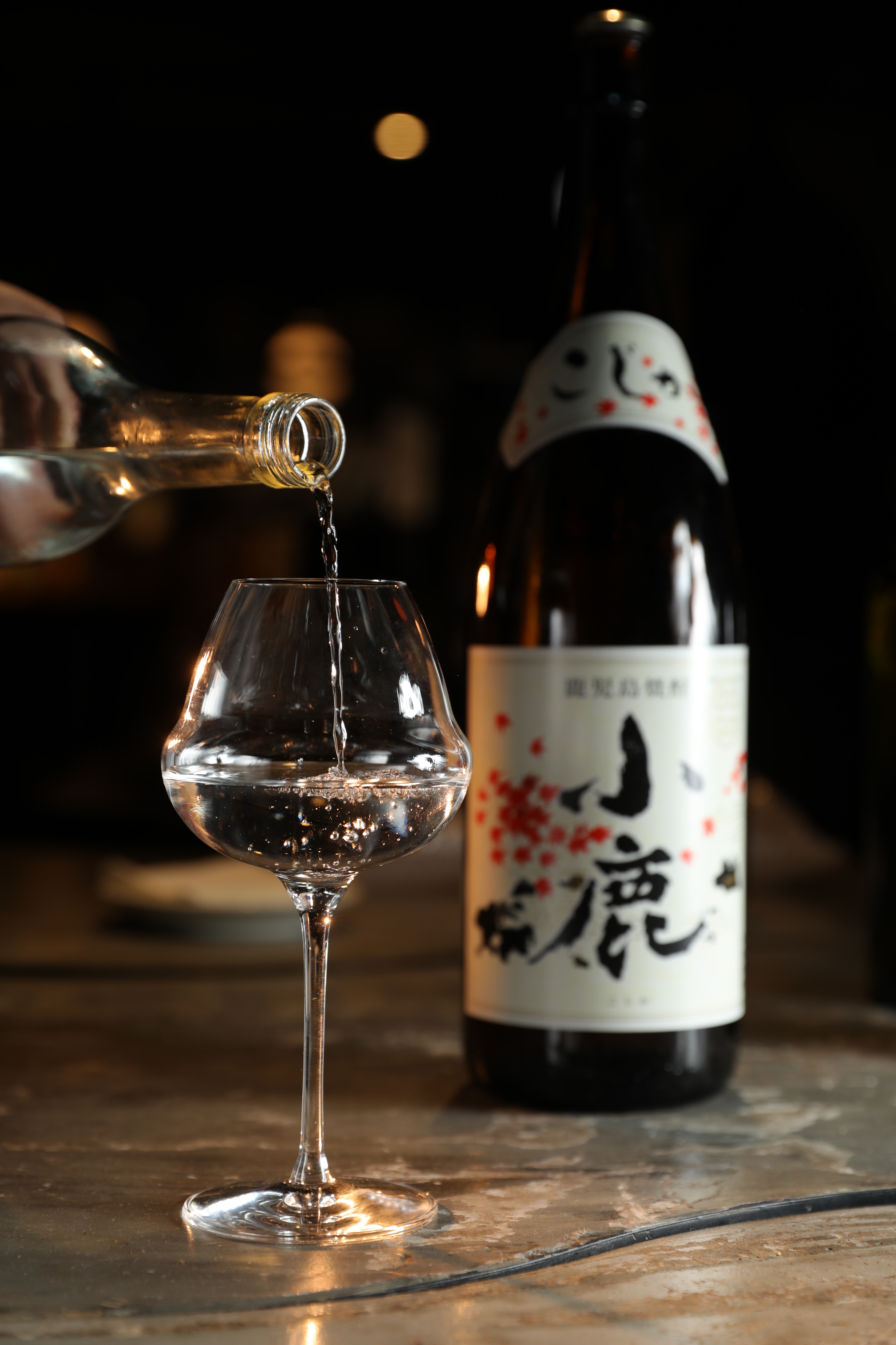 「小鹿 本格燒酎」口感柔順，黃金千貫香氣清香優雅，喉韻甘甜，做成前割更輕盈。（1,680元／1,800ml，素晴屋）
