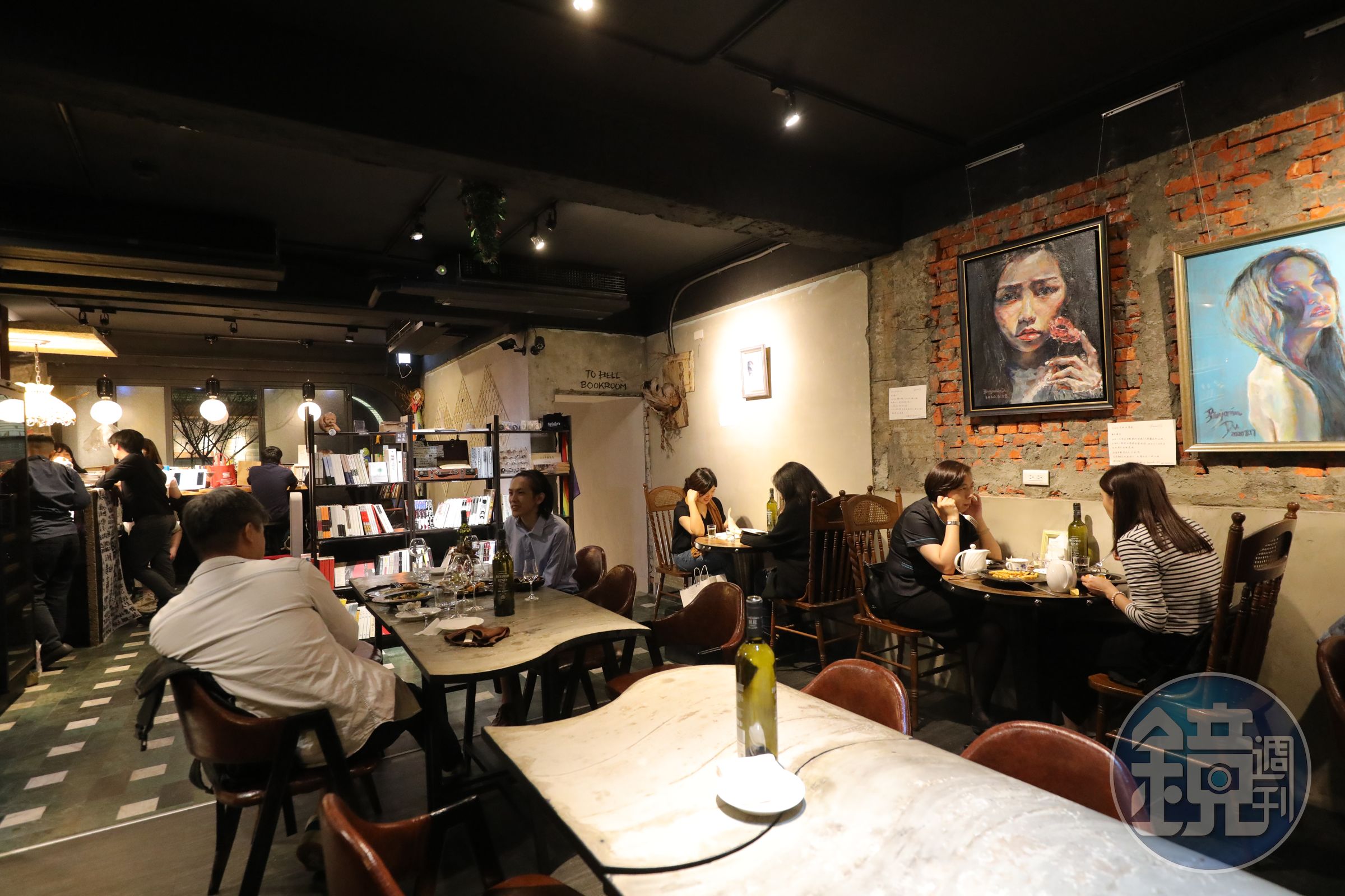 舒適隨性的店內空間，兼具餐酒館、咖啡、書店等功能。