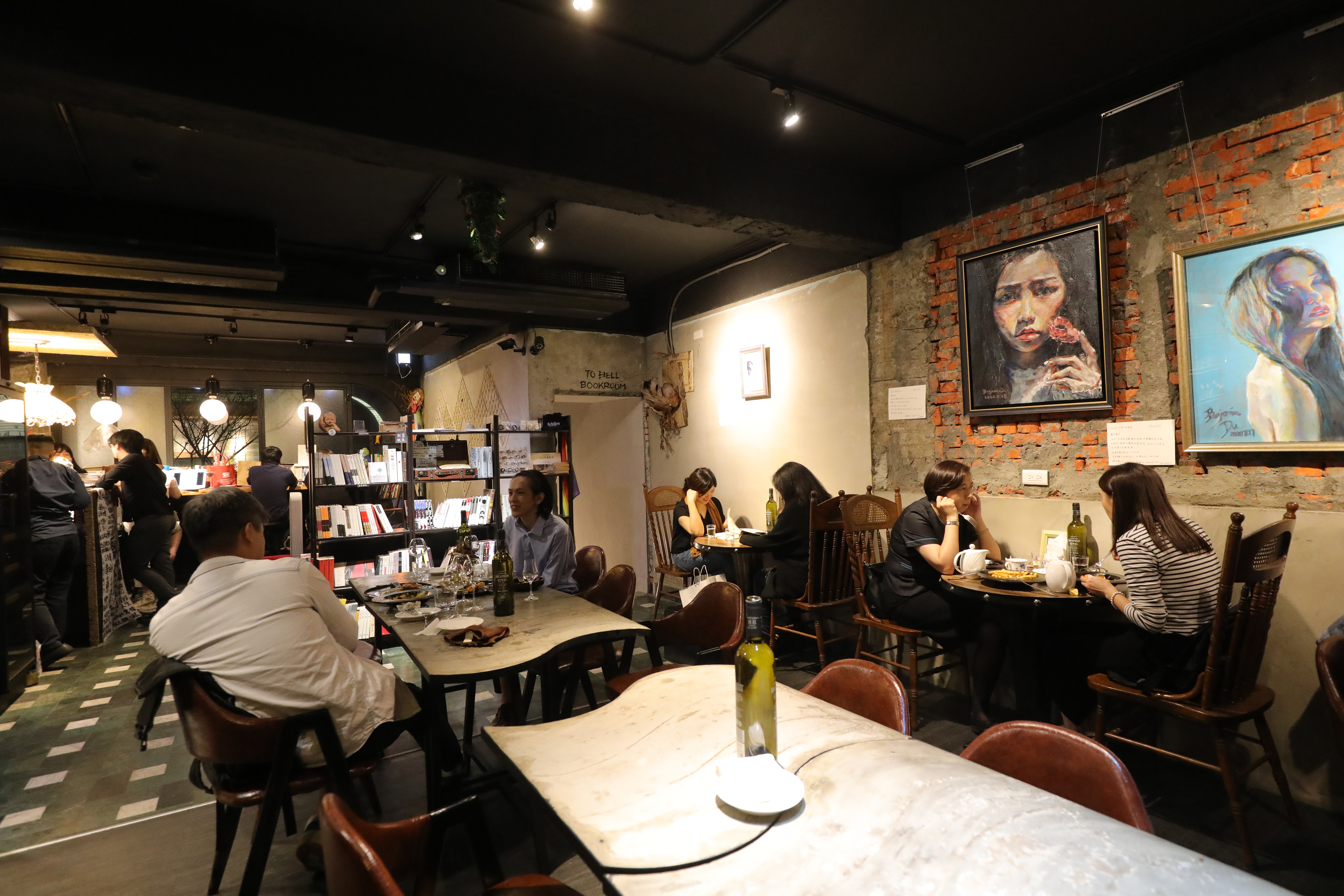 舒適隨性的店內空間，兼具餐酒館、咖啡、書店等功能。