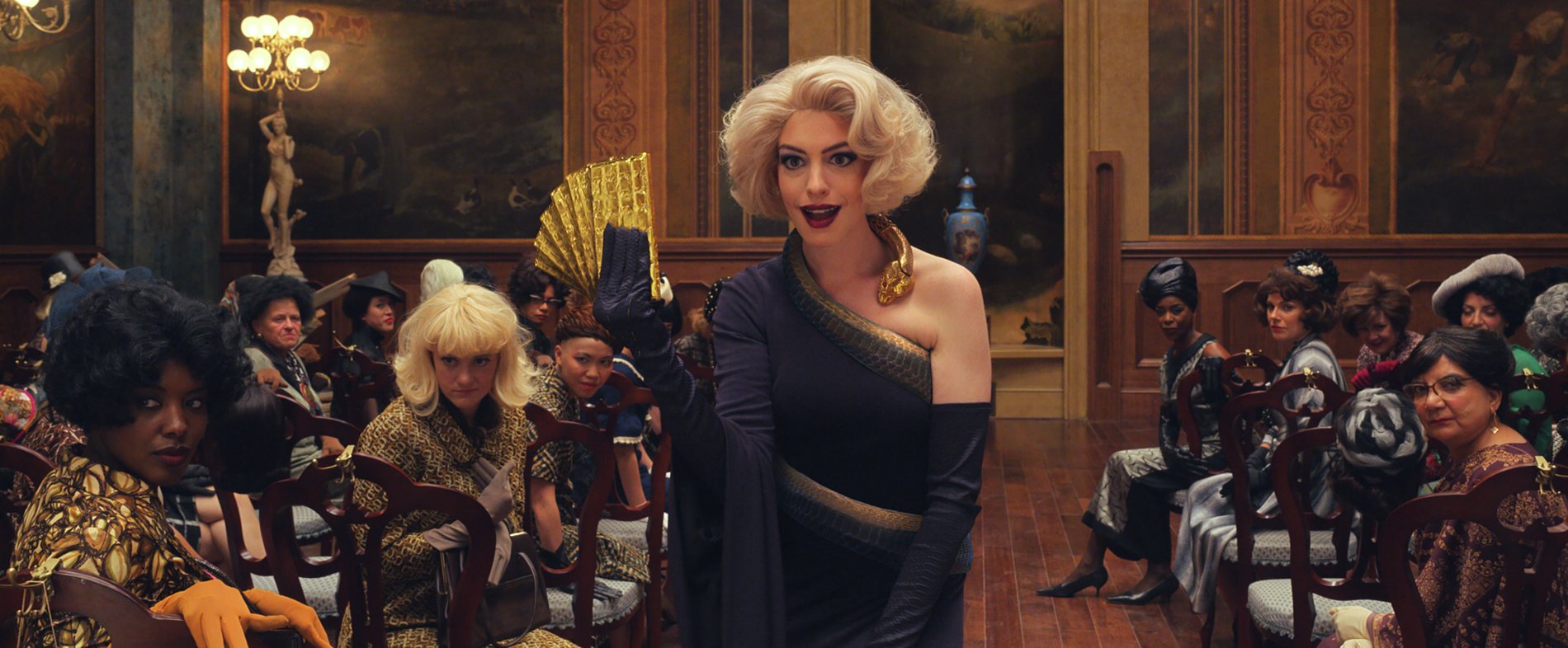 安海瑟薇在《女巫們》飾演高階女巫，脫下華服後露出真面目，卻跟童書原著形容的有些差異，被認為影射殘疾人士，讓兒童觀眾留下刻板印象。（華納兄弟提供）