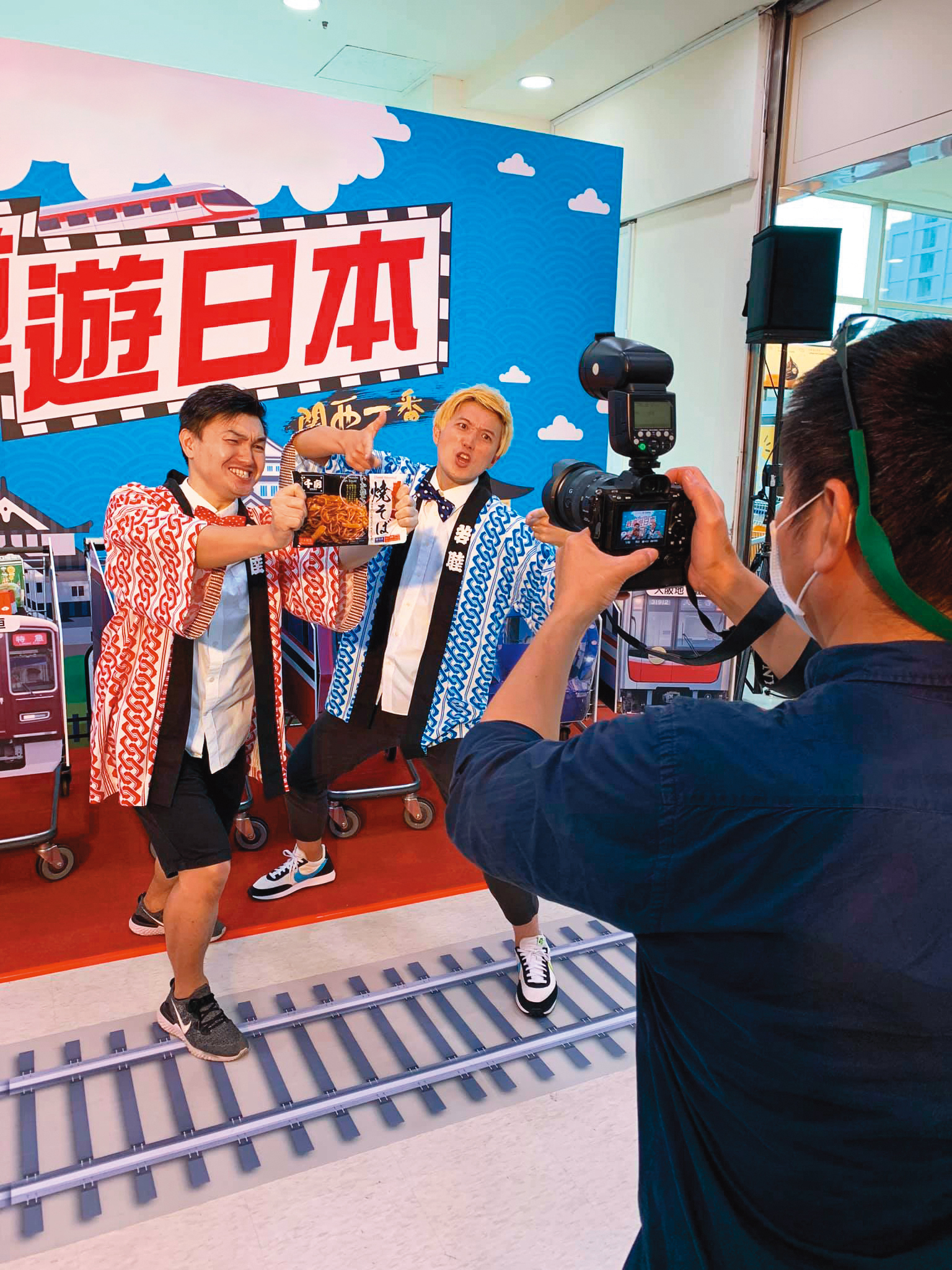 來自日本的諧星雙人組「漫才少爺」接下大賣場商品展活動,推銷商品也推廣日本觀光。(翻攝自漫才少爺臉書)