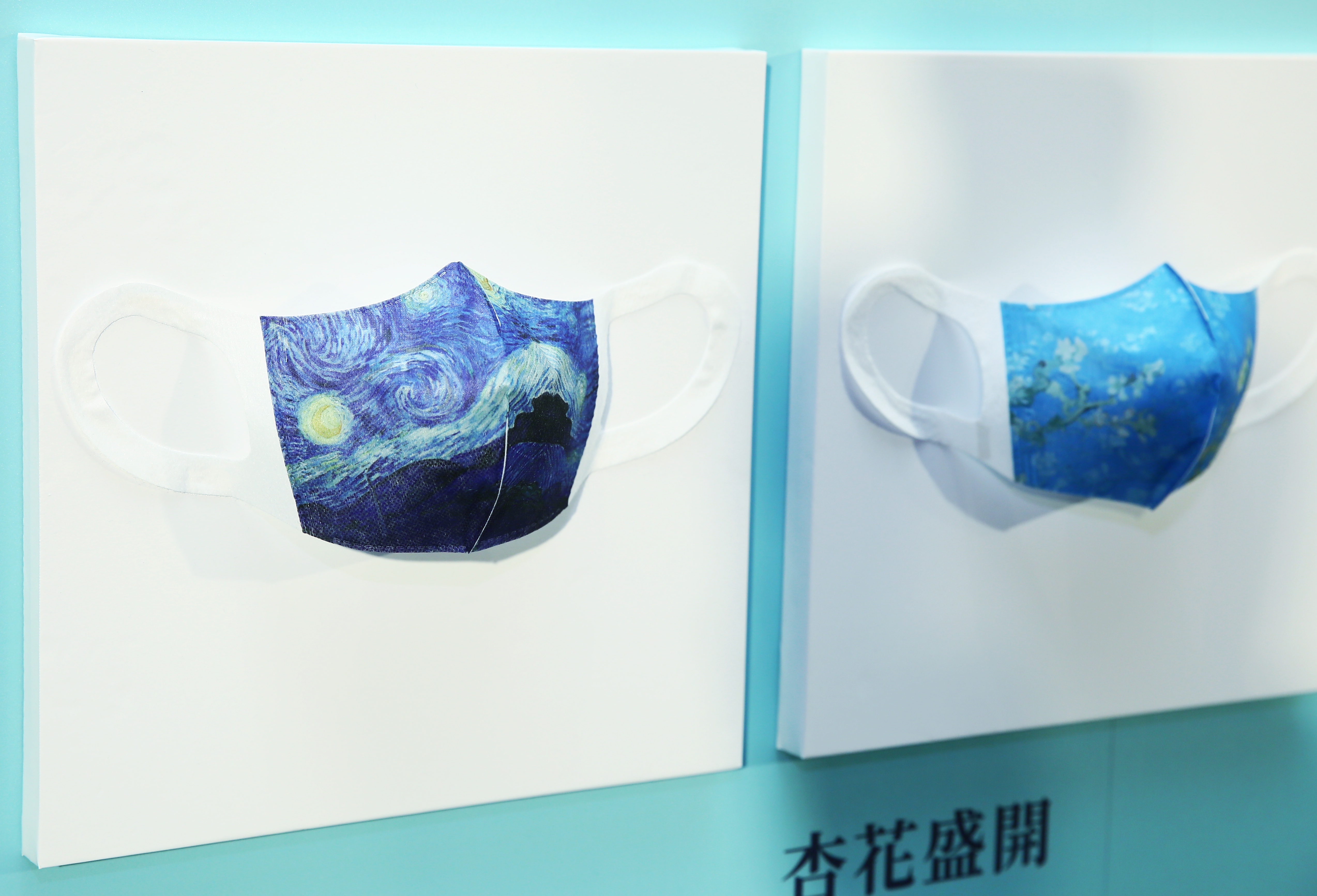 世界名畫藝術口罩第一波主打梵谷作品，即日起可預購。（1盒30片／799元）