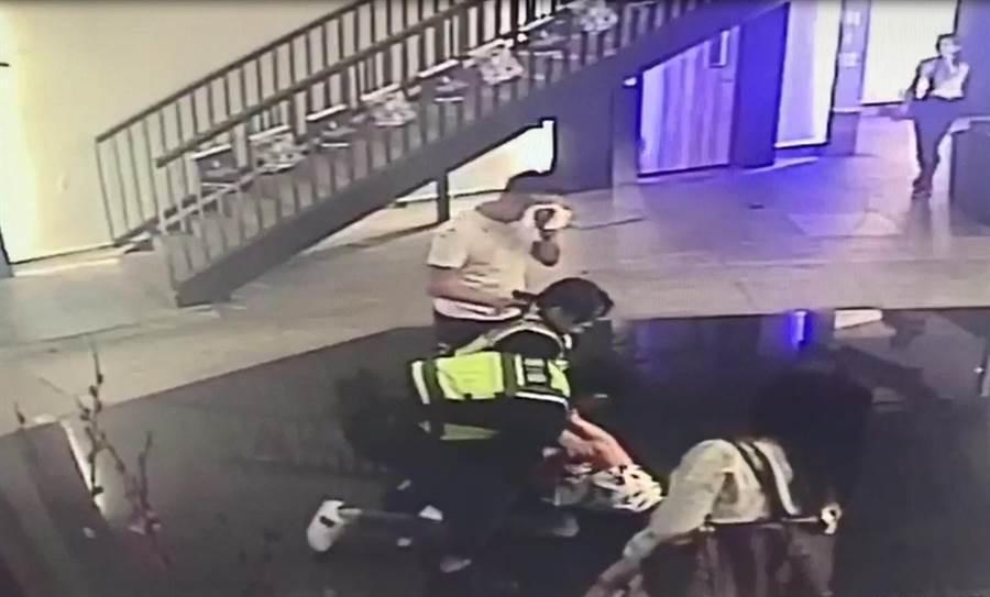 日前，公園路某家KTV門口發生一起酒後打架事件，2分局出動快打部隊，女警發威，立馬壓制鬧事酒客（警方提供）