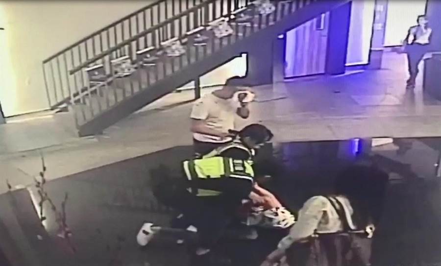 日前，公園路某家KTV門口發生一起酒後打架事件，2分局出動快打部隊，女警發威，立馬壓制鬧事酒客（警方提供）