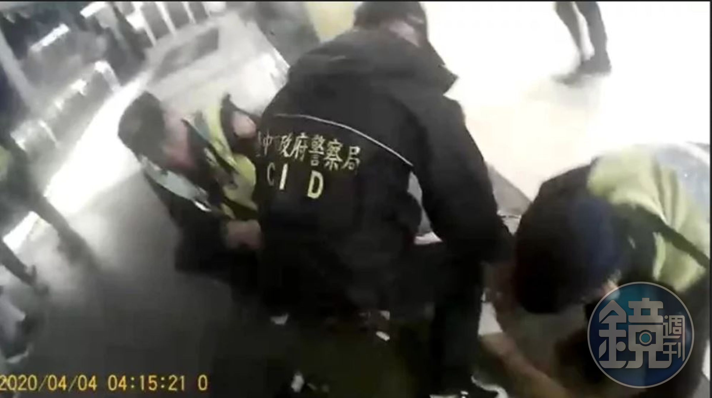 今年3月，台中市南屯區文心南路一家KTV發生鬥毆，四分局動員快打部隊壓制喝醉酒的滋事份子（警方提供）