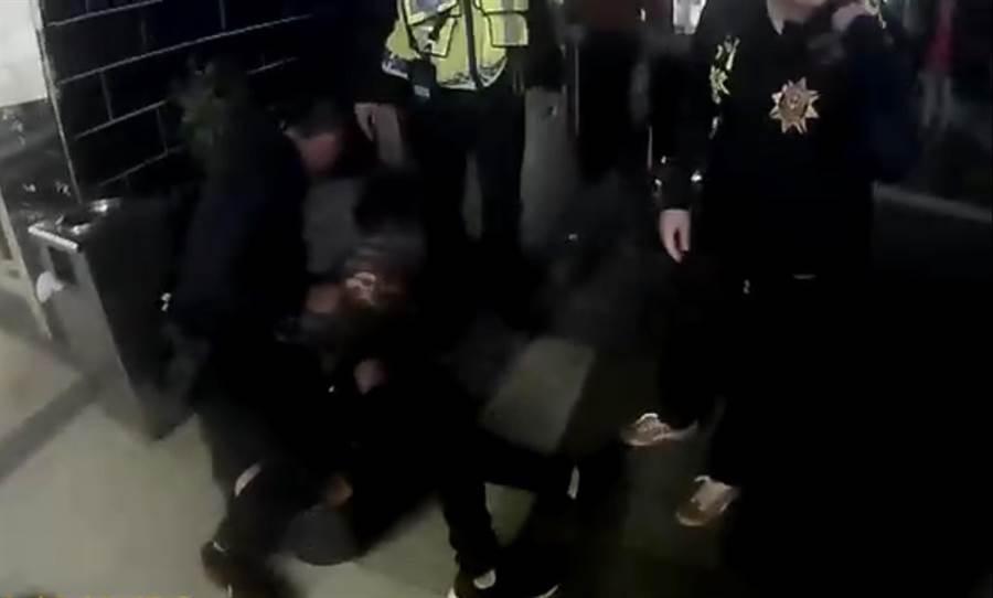 四分局啟動快打,將滋事份子壓制在地,帶回派出所偵辦。(警方提供)